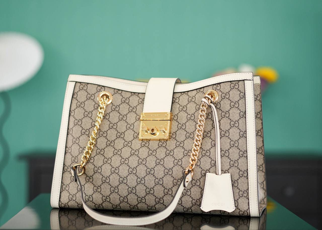 🥯Padlock系列GG中号肩背包 老花白 35cm 休闲、随意、有范 且非常大牌的款真的非Padlock这款购物袋不可 这个尺寸比较通勤风一些，大容量 包身轻便，非常适合上班族！ 官方款号 479197 尺寸：35x23.5x14cm