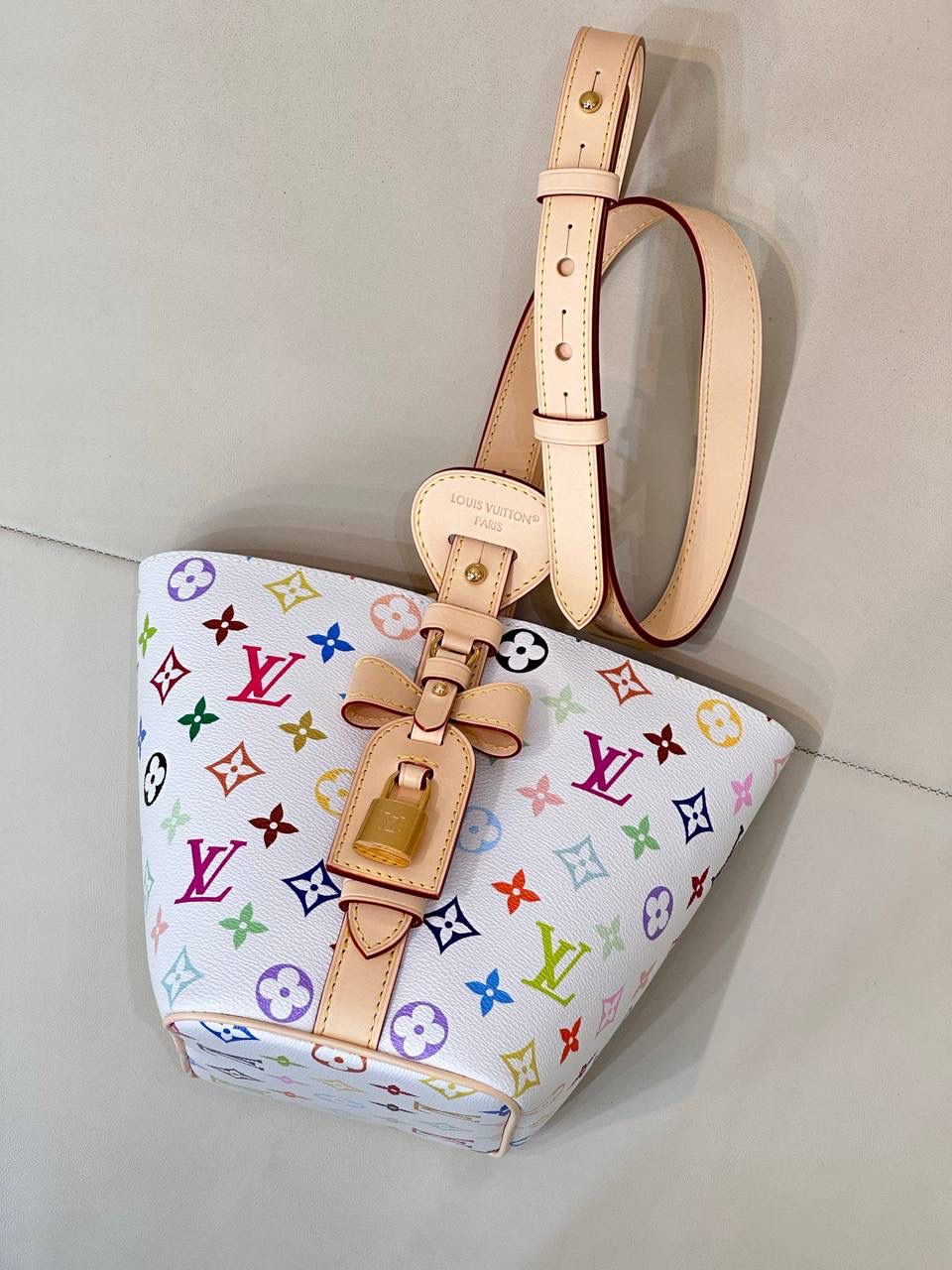 LV ALL IN BB 白三彩👜✨ 村上隆时隔20年的再度合作直接封神了！！ 听我的！！一定要入手一个！！ 她真的会长进你的心巴里！！太好看了！！！ 三彩真的是老花界的神来之笔！！ 侧边可可爱爱的蝴蝶结🎀真的无法抗拒！！ 就这个包走在哪里都是焦点啊！！
