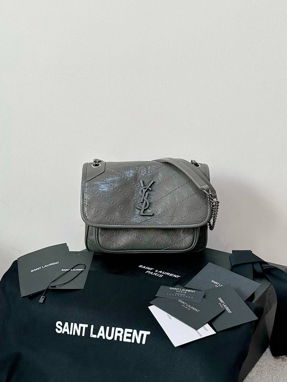 ys1 niki 油蜡皮深灰色(storm)小号🌪️ 作为他们家的must have之一 我们找到了专门做了10余年ys1的老师傅来做 按他的话说，闭着眼睛都能做出来 原厂皮，全钢五金，半金半银的烫金logo 这个包真的做得非常非常好！ 我们也和zp一样同步更新了两个"D扣"小耳朵 听我一句，niki种草了就一定要买 几乎每个买了niki的姐妹都会后悔买晚了！ 早买早享受咯～ 小号：22×16×7.5cm633160m 中号：28x20x8.5cm633158m