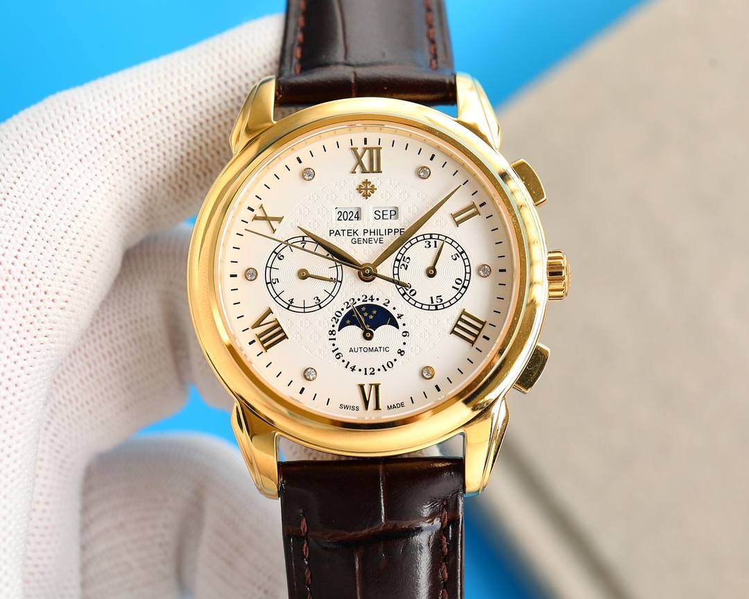 百达翡丽超级复杂功能计时系列！用心之作，细节方面： 1：团队历时两年多精心设计，不计成本，敢为人先，力求完美，克服重重难关，突破多层技术瓶颈，机芯型号为CH 29-535 升级版，质量稳定！ 2：尺寸41毫米，厚度11毫米！ 3：表壳为316L全钢镀纳米铂金表技术，更彰显高贵大气，表带搭配意大利头层小牛皮！更显大气上档次！ 你值得拥有！