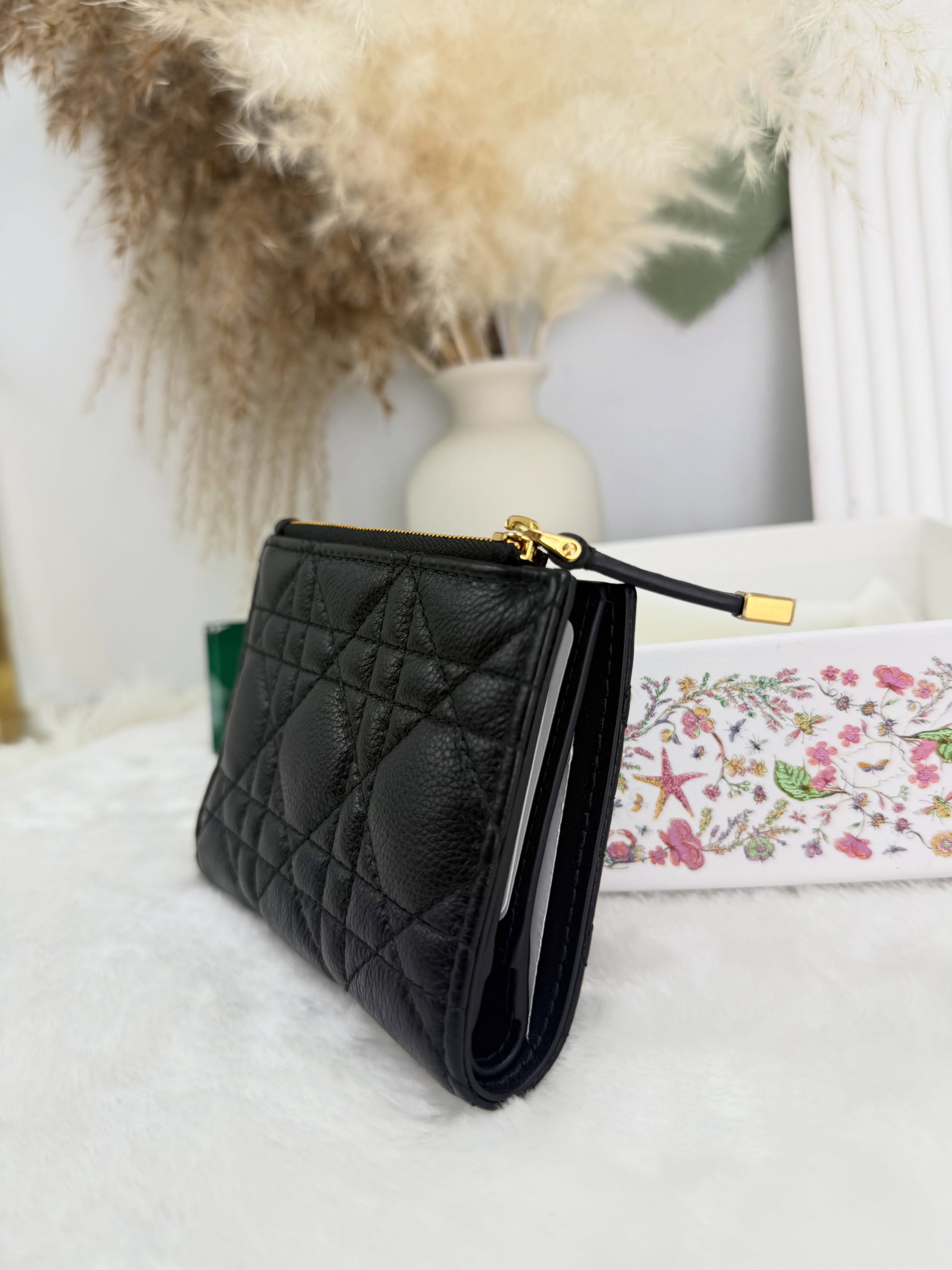 Dior💥閑置品✨黑色Caro Dahlia  藤格紋小牛皮 短銀包 有盒有塵袋🖤 