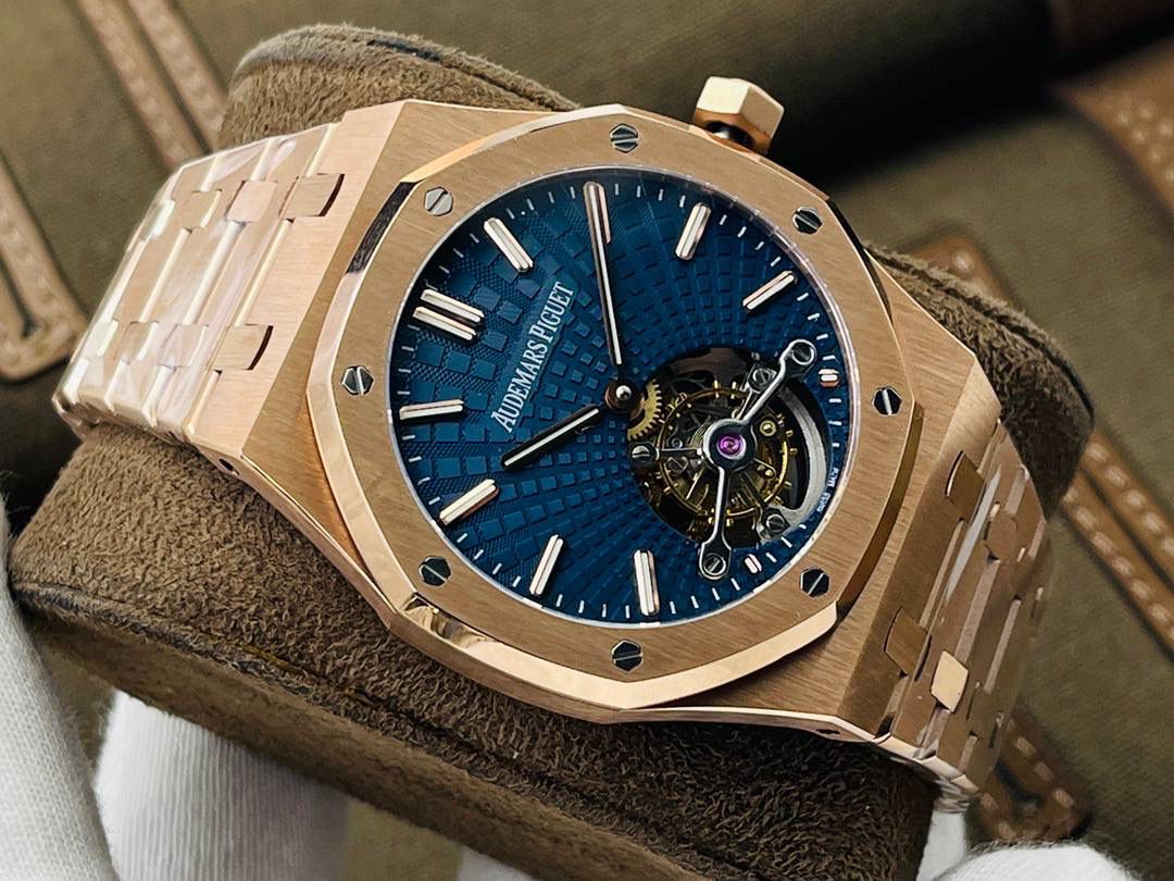 爱彼A P皇家橡树陀飞轮精品腕表 升级细节🔥 1⃣️独家订制Cal.2924机芯，动力储存68小时！ 2⃣️腕表依旧保留的八角形表圈、标志性的六角形螺丝以及经典表带！ 3⃣️皇家橡树系列超薄陀飞轮腕表在经典的“Tapsisserie”格纹上进行再度创新，形成了新的格纹“Tapisserie Evolutive”！熟悉又陌生的表盘格纹装饰带来全新观感，成为这款腕表的点睛之笔。 4⃣️表壳直径为41毫米，厚度为11.2毫米！