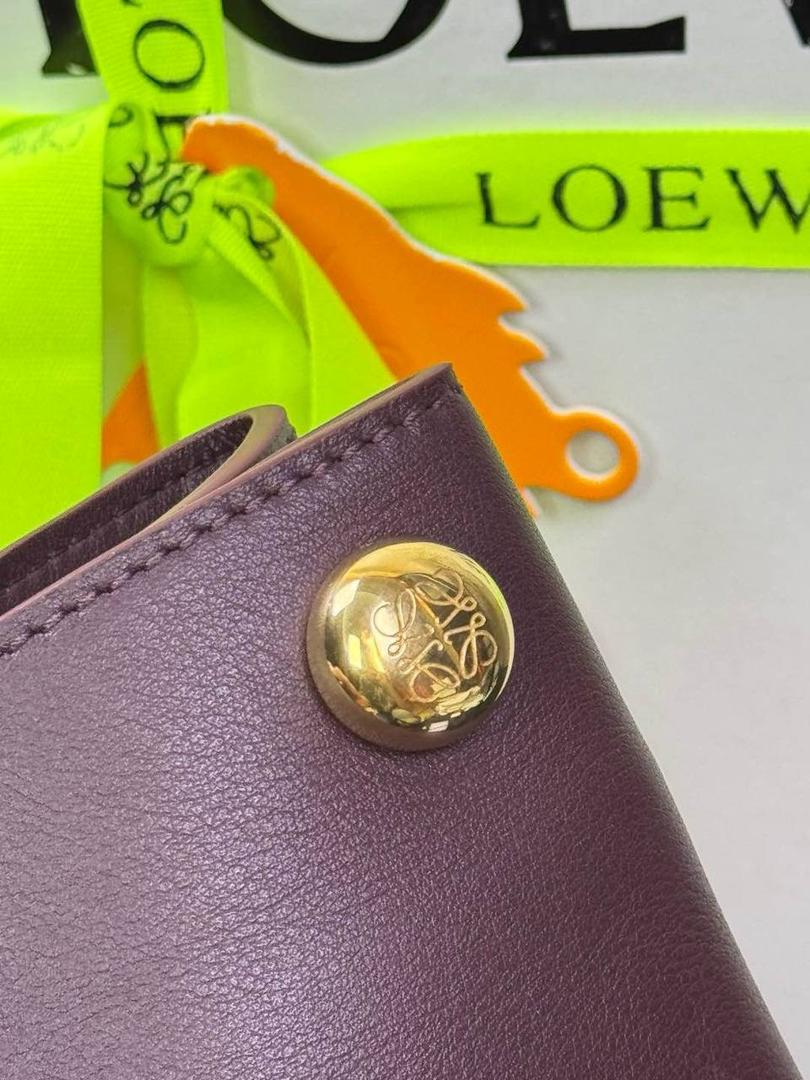 🎈（全钢）新款𝗣𝗲𝗯𝗯𝗹𝗲 𝗽𝗼𝘂𝗰𝗵手机包 ——【酒红色到货💕】 尺寸：𝟮𝟭.𝟱-𝟭𝟳-𝟳𝗰𝗺 编码：652406 👉🏻采用进口纳帕小牛皮材质•包包手感超级舒服柔软•自重超轻。 👉🏻正面装饰两颗闪亮的𝗽𝗲𝗯𝗯𝗹𝗲配饰•精致可爱时髦•可调节肩带•腋下单肩斜跨皆🉑。 容量超大•可容纳5到6部手机•日常出行一个包就够啦😍