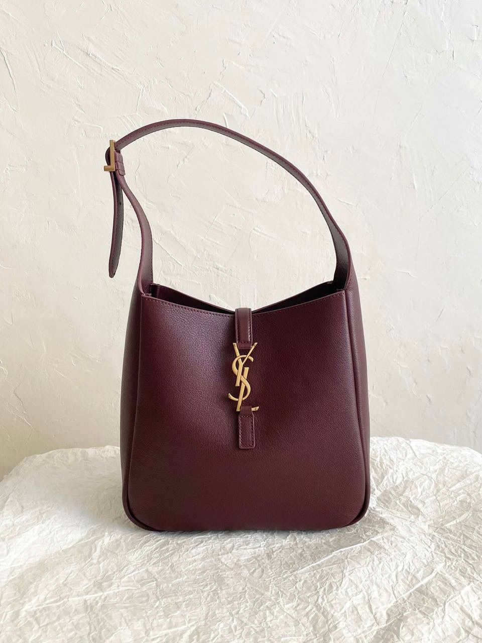 【已更新最新细节⚠️】 ys1 hobo bag腋下包酒红色🫘 我和你们说，这只包看着普普通通 但是上身是真的很好看！ 第一次看到他们家有这种慵懒的腋下包 整个包都是柔软的原厂胎牛皮 又轻容量又大，真的很～～好背 这只包的灵魂在于圆滚滚中又有型 市场很多做得太挺括硬朗，那种货打咩啊❌ ZP开发⚠️全套包装哦～ 23×22×8.5cm713938m
