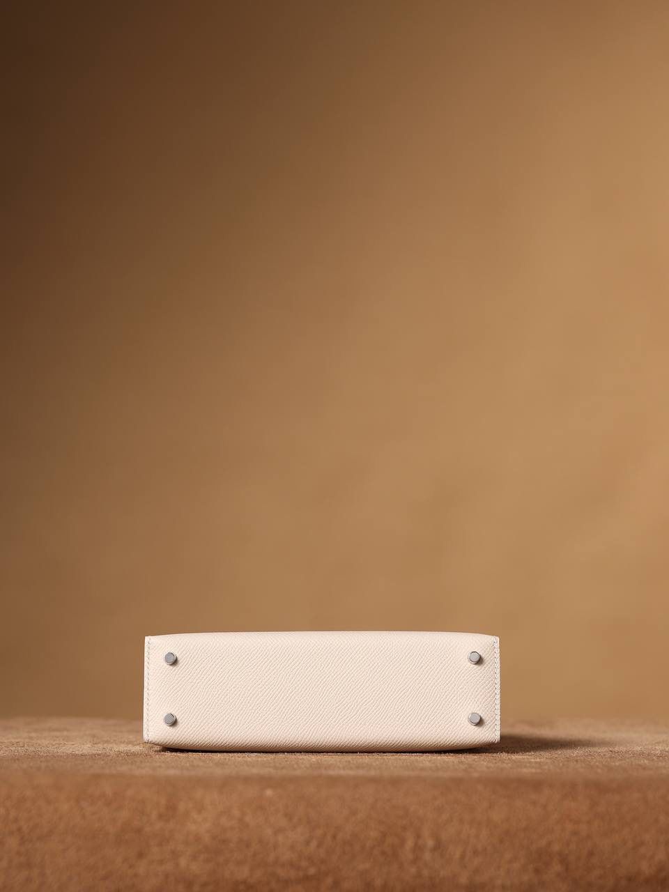 HERMES 爱马仕 Mini Kelly 二代 👜✨ Mini Kelly 二代 奶昔白银扣 高清实拍图 尺寸：19*12*6cm Hermès爱马仕是世界著名的奢侈品品牌，1837年由Thierry Hermès创立于法国巴黎。爱马仕早年以制造高级马具起家，迄今已有180年的悠久历史。 其整个品牌从整体到细节以及专卖店，都弥漫着浓郁的以马文化为中心的深厚底蕴🎀