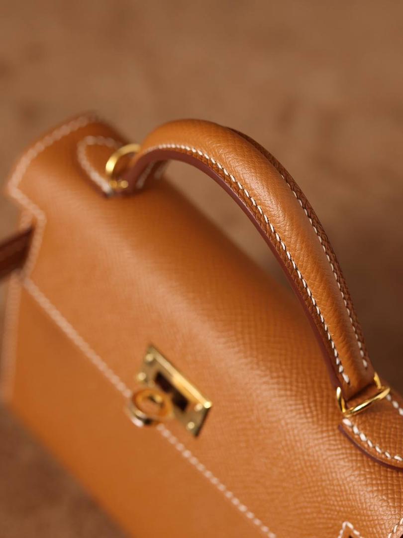 HERMES 爱马仕 Mini Kelly 二代👜✨ Mini Kelly 二代 金棕金扣 高清实拍图 尺寸：19*12*6cm Hermès爱马仕是世界著名的奢侈品品牌，1837年由Thierry Hermès创立于法国巴黎。 爱马仕早年以制造高级马具起家，迄今已有180年的悠久历史。 其整个品牌从整体到细节以及专卖店，都弥漫着浓郁的以马文化为中心的深厚底蕴🎀