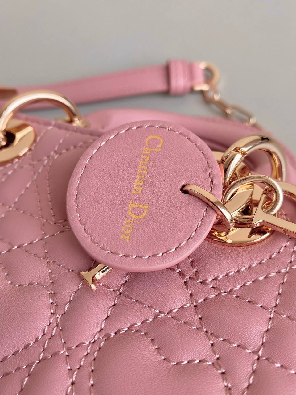 复古粉，超迷你❤️❤️ 𝗗𝗶𝗼𝗿 𝗗-𝗝𝗼𝘆 𝗯𝗮𝗴七夕爱心款 时尚果然就是轮回，回归了一把中古戴妃 长方包形，短链条➕细长肩带直接封神！！ 复古时髦感超强，真是什么场合都可以把住 绝对是lady中的天花板了，强势出圈啦姐妹们💓🤩 17.5×10.5×6cm