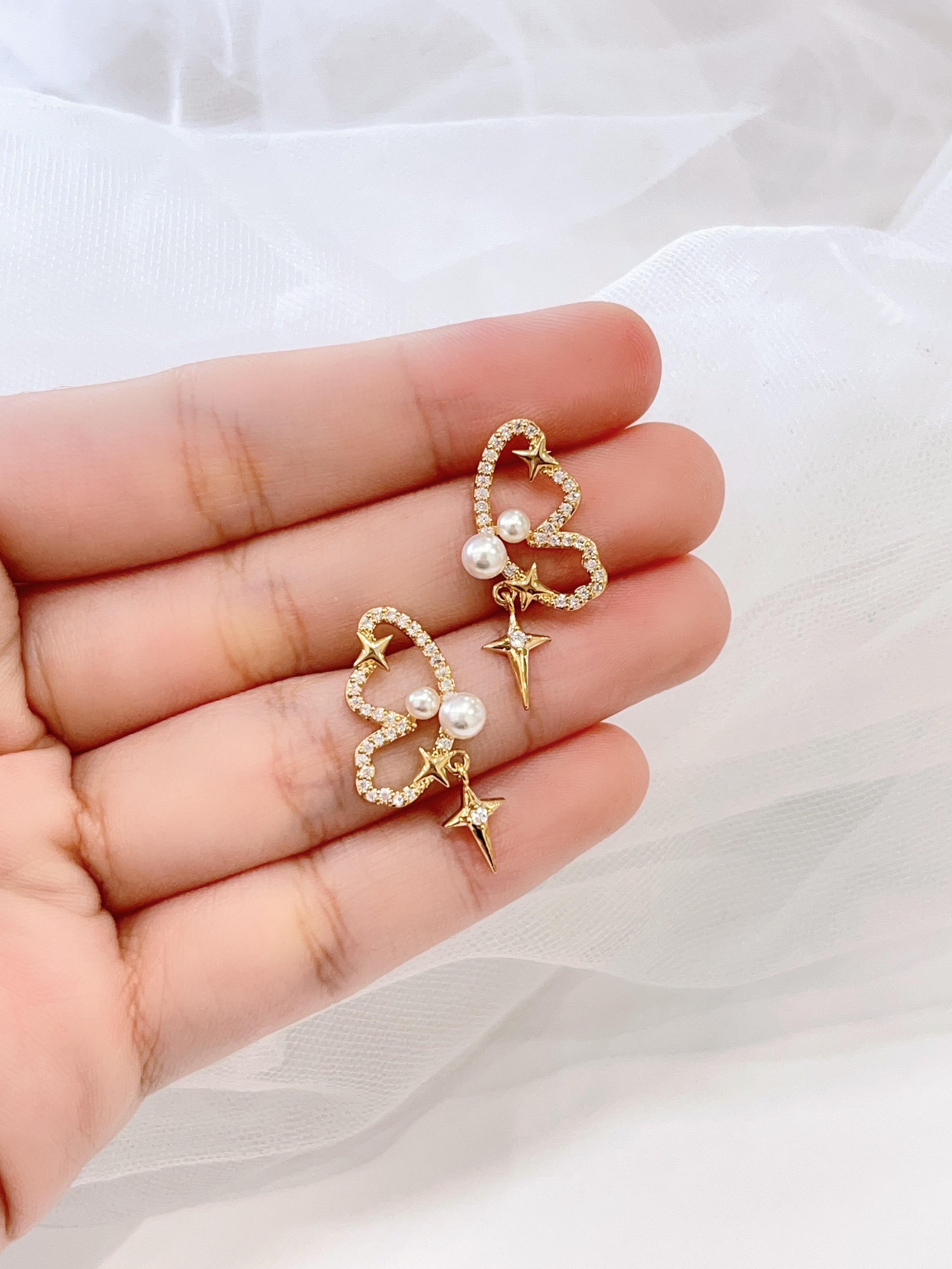 镶钻半蝴蝶珍珠设计耳环