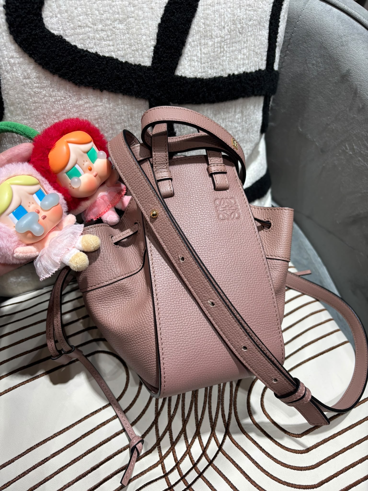 Loewe mini hammock 粒粒牛皮 100%Authentic, 98%New ✅Dust bag