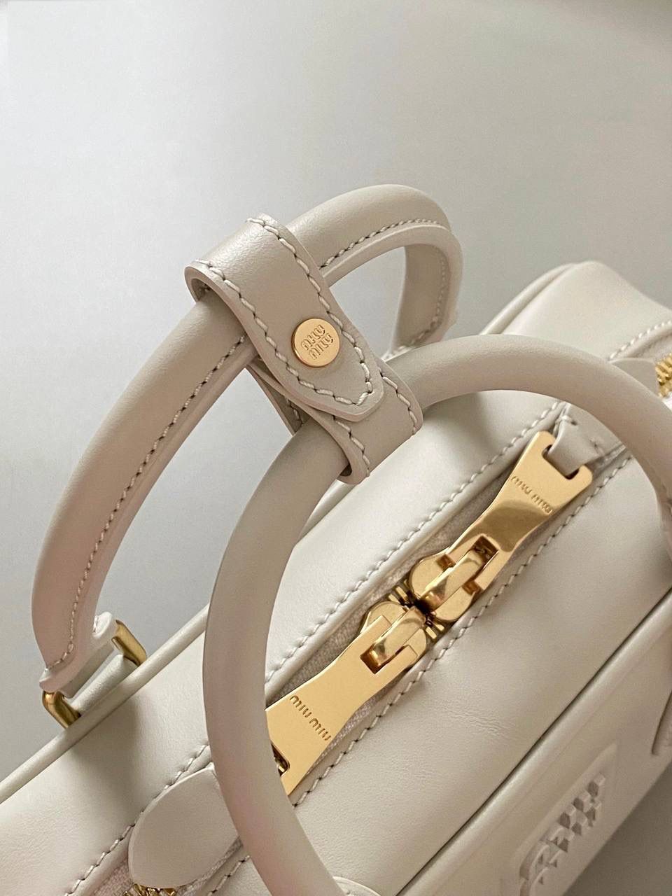 🈶粉笔白小号， 𝗠𝗶𝘂𝗠𝗶𝘂保龄球，大爆款 这只太火了！贯穿了我所有的OOTD 又乖又奶又酷简直要焊在身上的程度！想要一只包搭子，必须得是你啊！！拎着它出现，姐妹绝对夸你很会买 是反复心动的小情包啊，时髦感爆表了 手拎斜挎都可以，大小日常都刚好 霸占了整个时尚圈的当红辣子鸡 真的不够卖不够卖啊啊啊 迷你：19×10×5cm #F0011m 小号：22x10.5x7.5cm 大号：27x12x9cm