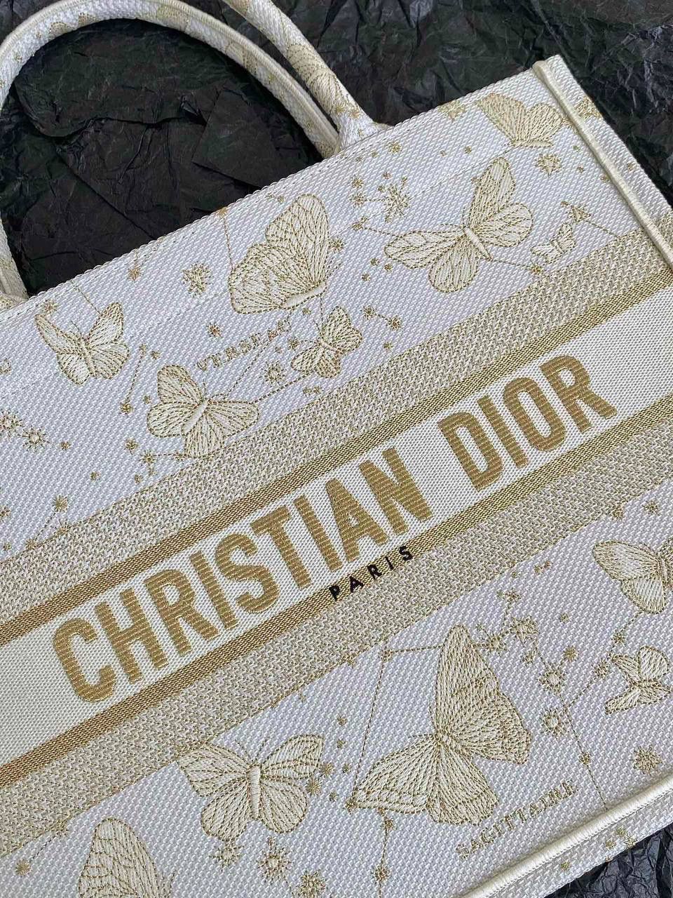 🈶金色蝴蝶中号 𝗖𝗗 𝗕𝗼𝗼𝗸 𝗧𝗼𝘁𝗲 24圣诞限定🎄 圣诞季这一波𝗗𝗜𝗢𝗥真的稳赢 浪漫的蝴蝶刺绣 象征着自由和转变 高级的配色 精致的造型与细节设计，无不透露出一种温柔而魔法般的美感💐🎀 呜呜真的太好看了，姐妹们必冲！ 36×27×16cm