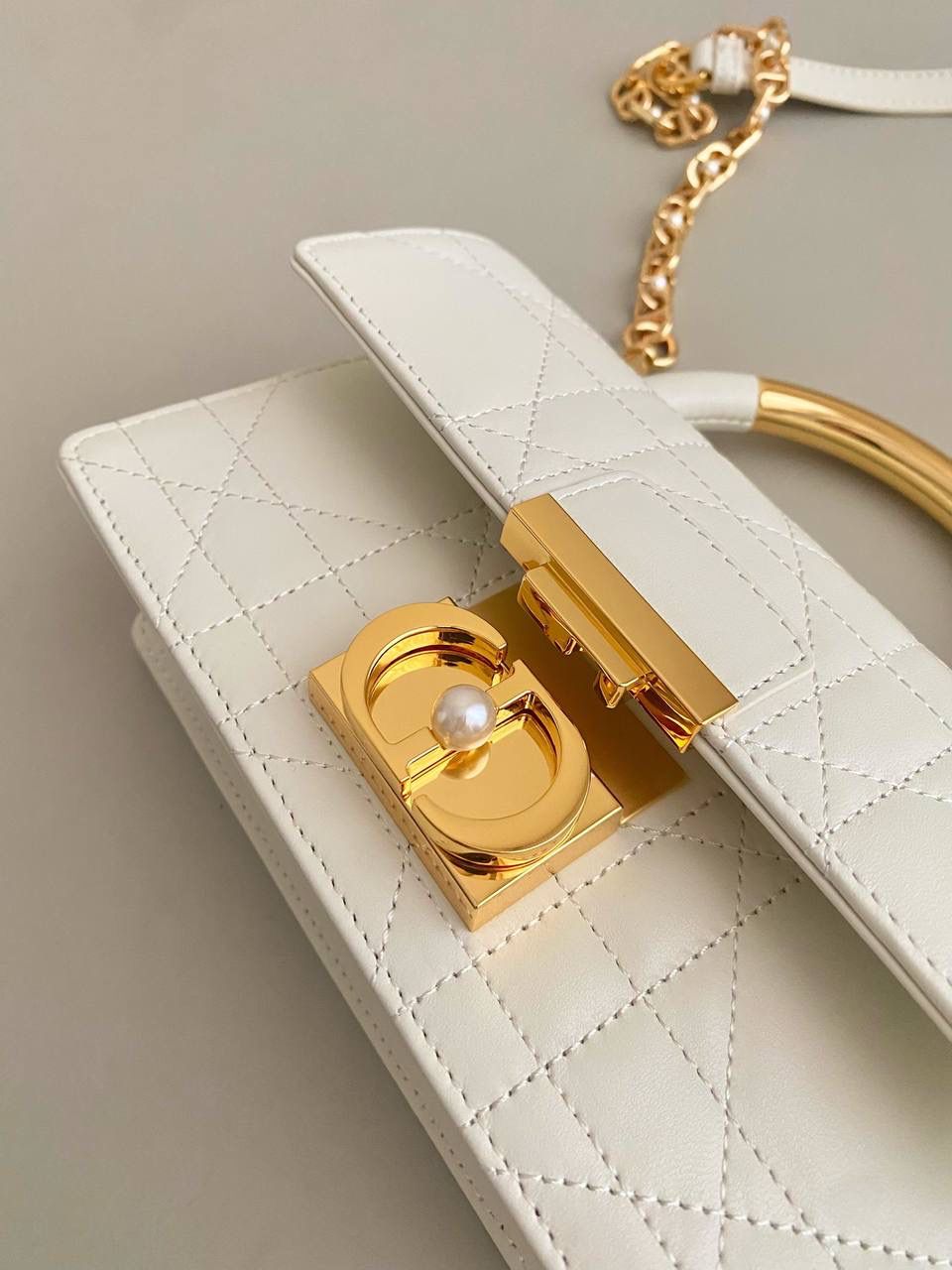 🈶白色迷你 𝐃𝐢𝐨𝐫 𝐀𝐧𝐠𝐞 𝗯𝗮𝗴手袋 这款颜值真的好看爆! 拿手上那种厚重的千金感’一秒沦陷 超大的CD 按扣、珍珠金属链条、和全金属手柄加上复古的包型、让整体非常精致 有种阳刚与柔美的酷时尚感 内里有隔层，可以很好的把私人物品归类 手拎手腕肩背腋下都可以 真的做到实用好看俩不误，超赞！ 20×12×5cm #💰115050m