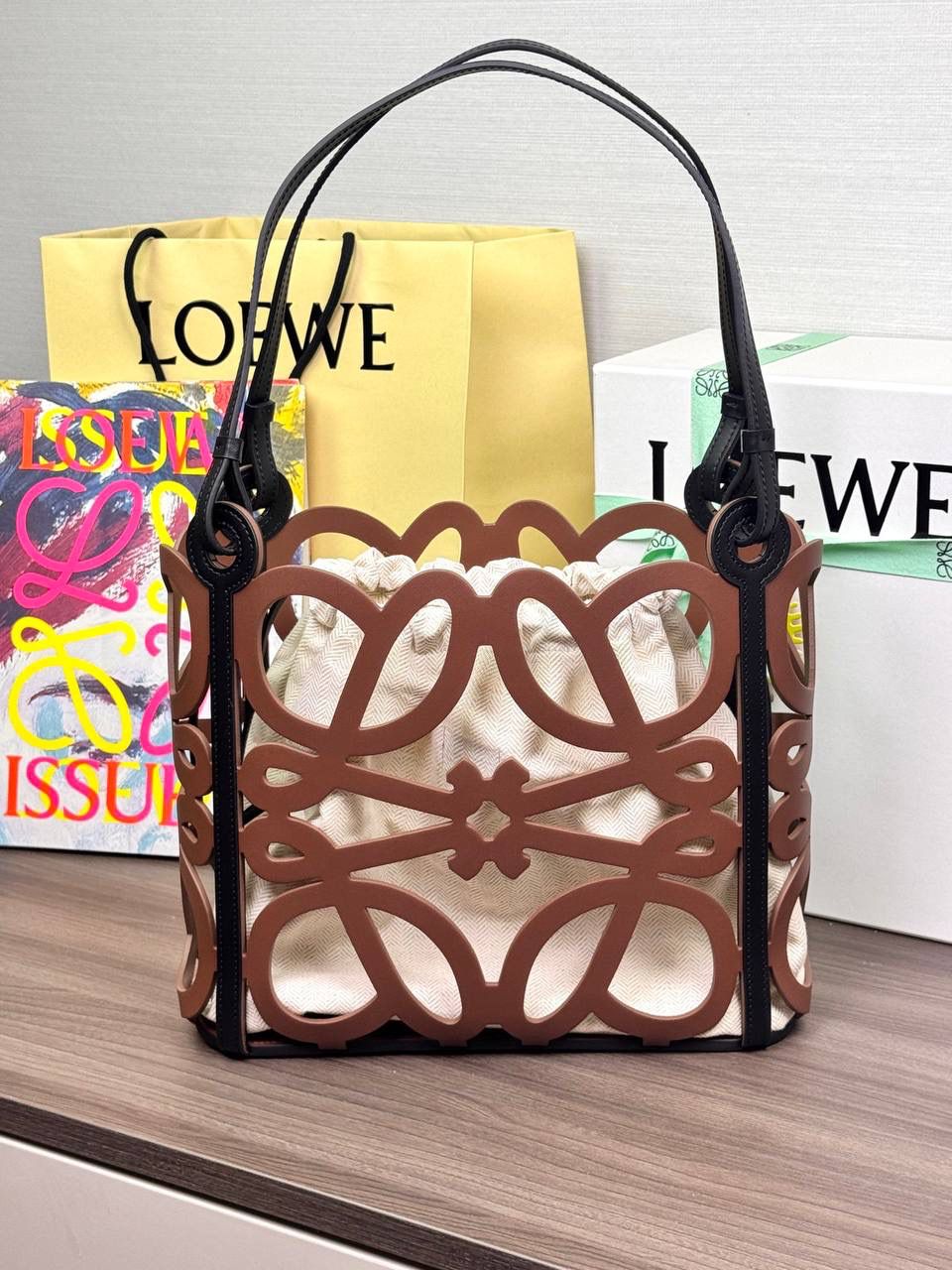 📍小号𝘼𝙣𝙖𝙜𝙧𝙖𝙢 𝙏𝙤𝙩𝙚镂空包 —【棕色到货😍】 编码：652210 尺寸：𝟑𝟐-𝟏𝟐-𝟐𝟓.𝟓𝐜𝐦 ❤️以品牌经典Anagram图案镂空牛皮革制成•搭配牛皮革提手肩带和人字形棉帆布束带内袋。 ❤️可肩背或手提。包包自重轻•容量大•优雅与洒脱•自由切换。