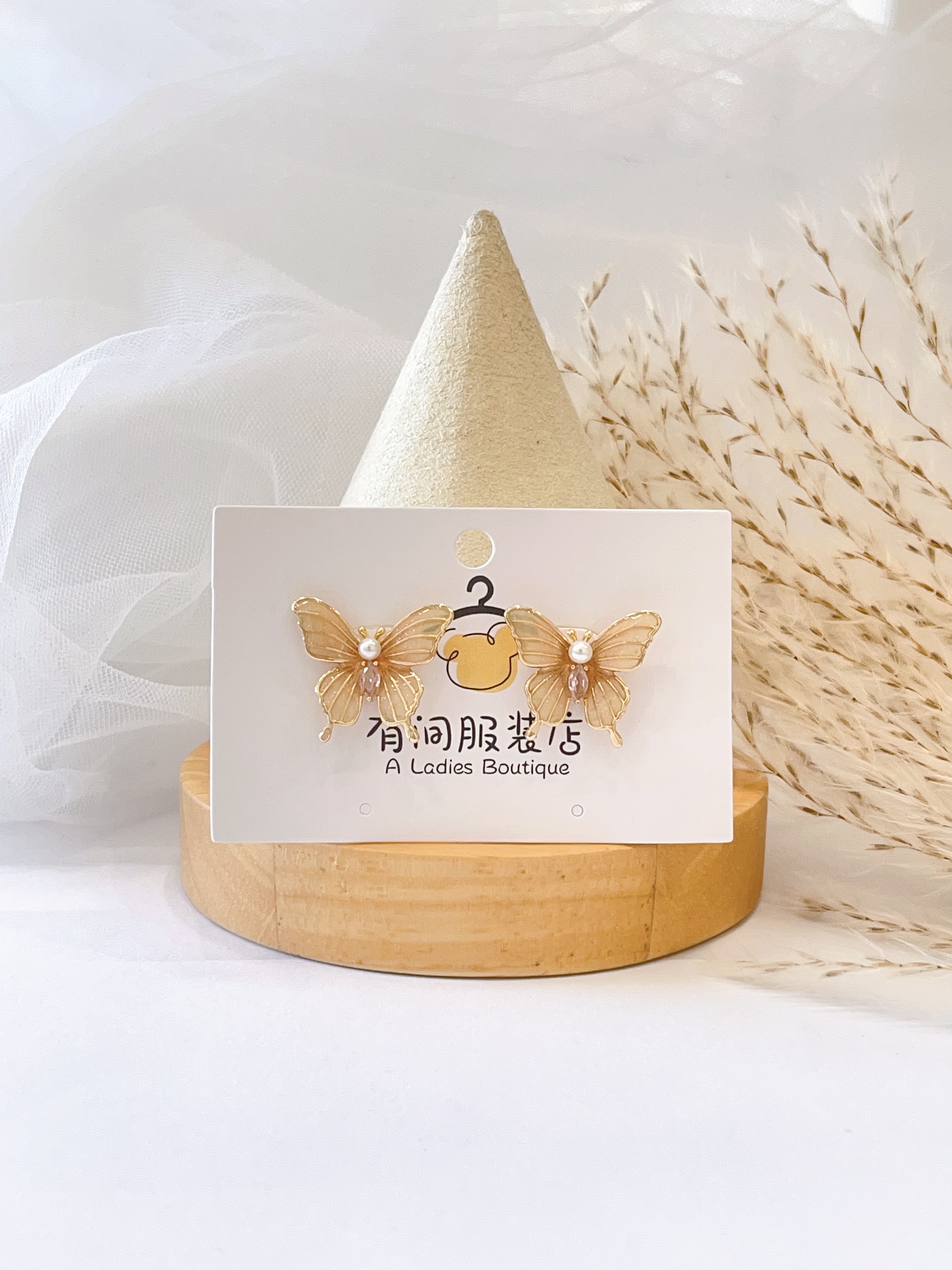 绮彩薄翼系蝴蝶耳环