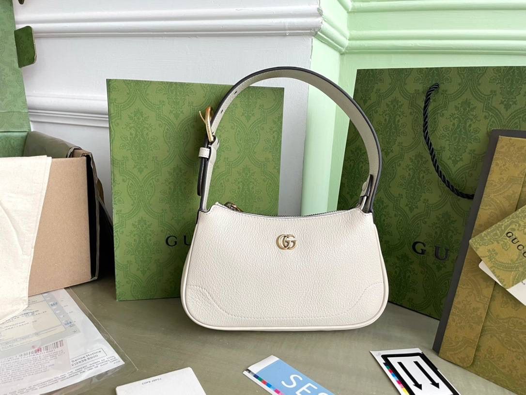 👜aphrodite系列 型号:739076 尺寸:21*12*4 手袋向20世纪90年代末和21世纪初流行款式致敬，以全新廓形演绎，将经典设计与流行配色和富有辨识度的双g配件融于一体，打造时尚前卫且别出心裁的包袋造型。这款肩背包以黑色软皮匠心打造，巧妙融入金色调拉链开合.🔥🔥