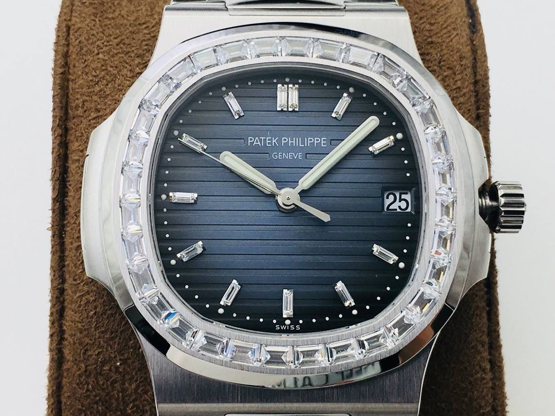 百达 翡丽 璀璨方钻亮相了[色]第一款真正意义上的超级鹦鹉螺，震撼来袭！ 1⃣️全新修正的不锈钢表带，铰链部分根据真正的百达 翡丽鹦鹉螺不锈钢表带拆解开发，和正品一致的贴合效果，逆袭之前所有副本！ 2⃣️铰链开合角度和正品一致，锁毕声音和正品相同！ 3⃣️重点指出此次V4版的面盘在采用与真品一致的覆荧光涂层金质立体时标，特别突出的“蓝魅”面无限接近原版！ 4⃣️机芯方面是全新订制的修正版的一体芯Cal.324机芯，是目前唯一做到机芯的钢印与正品一样的雕刻工艺。