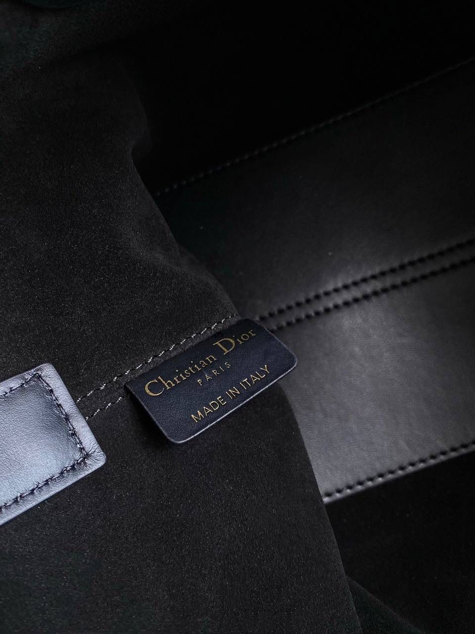 🈶粗花呢小号 𝗗𝗜𝗢𝗥 𝗧𝗼𝘂𝗷𝗼𝘂𝗿𝘀手袋，新材质 工序繁琐多股线绣黑白粗花呢藤格纹理 带着十分的诚意开发的这系列 那种低调高贵气质就很抓人，喜欢死了 我个人觉得比小香的花呢更年轻化 比想象中多了酷飒感且慵懒调调 解开卡扣从方包变成托特大包，真绝了 内置还配有小皮袋，可拆卸单独使用 重点手腕处是能调节长度，可腋下可手拎 请焊在我手上！带你大杀四方的一只 23×15×15cm，#m1292m