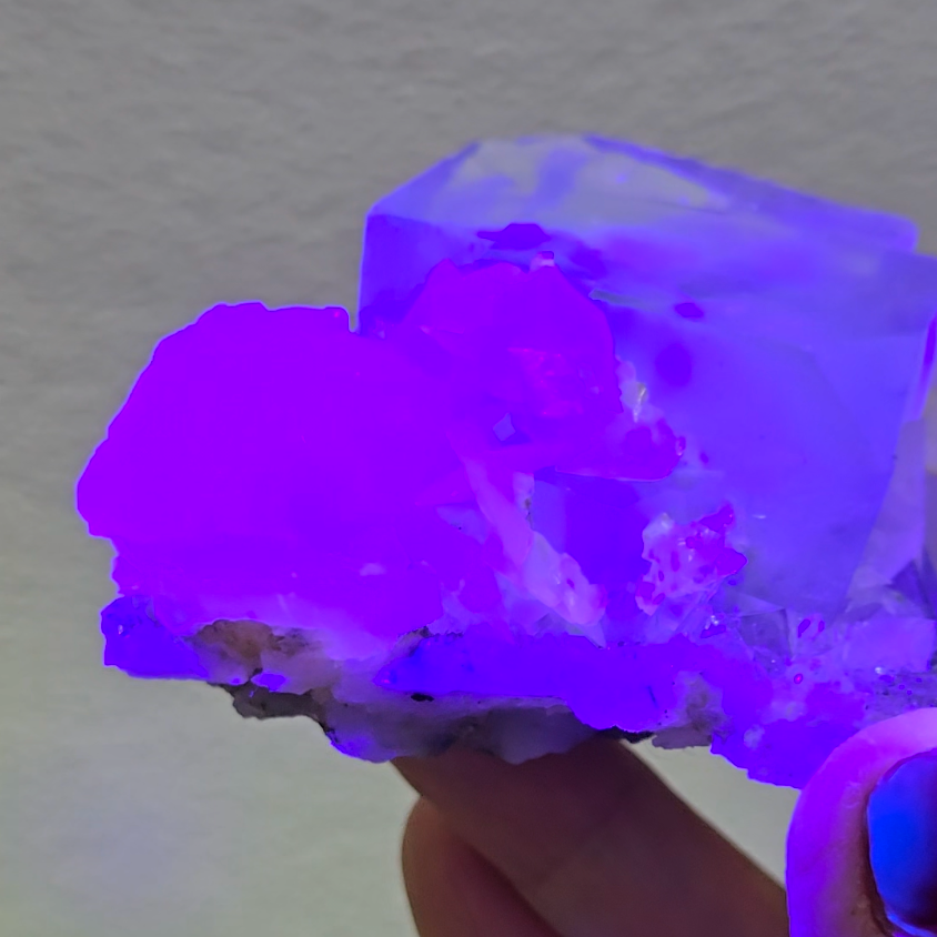 Blue cubic fluorite with UV calcite - FL436