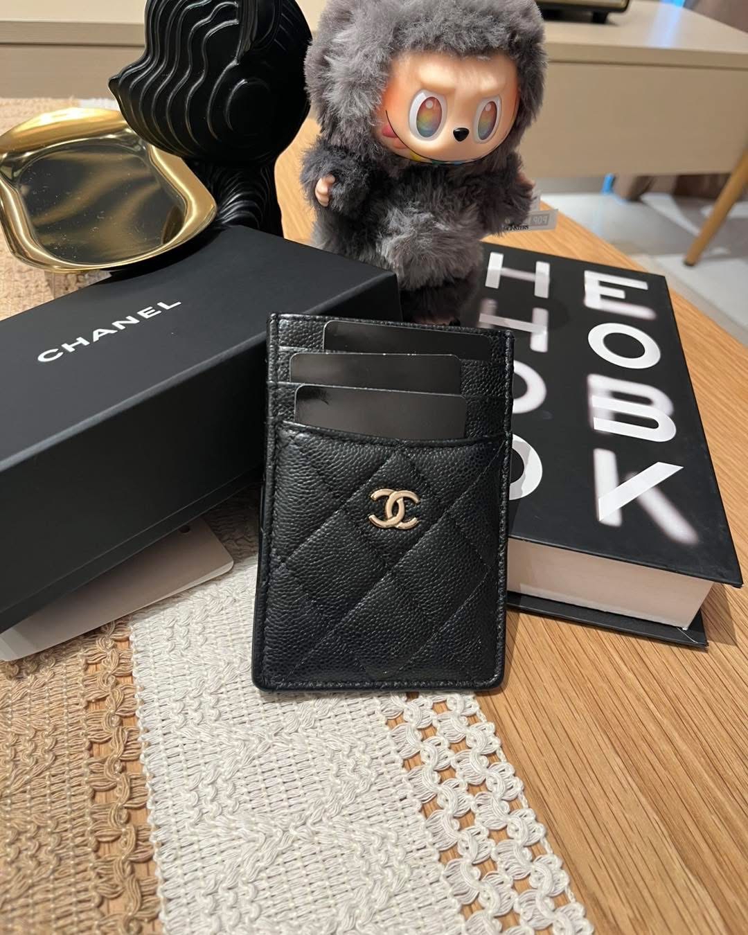 Chanel vertical card holder 黑色荔枝牛皮，100%Authentic,98%new  ✅晶片✅box
