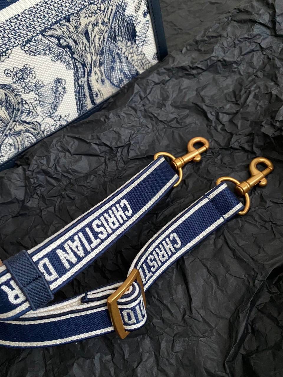 🈶蓝老虎，中号 𝗗𝗜𝗢𝗥 𝗯𝗼𝗼𝗸 𝘁𝗼𝘁𝗲24新版 茹伊印花动物园款它来喽！ 不得不说，D家确实好会玩啊 可以背的托特！简直不要太棒 在最最最经典的托特上又衍生爆款了😍 越来越多人爱背大包真正的无性别之分 不管手拎斜挎，通勤健身出差毫无压力🤟🏻😎 整体有型不会塌，恨不得天天背 大包爱好者可以闭眼收了！！ 36×16×27cm