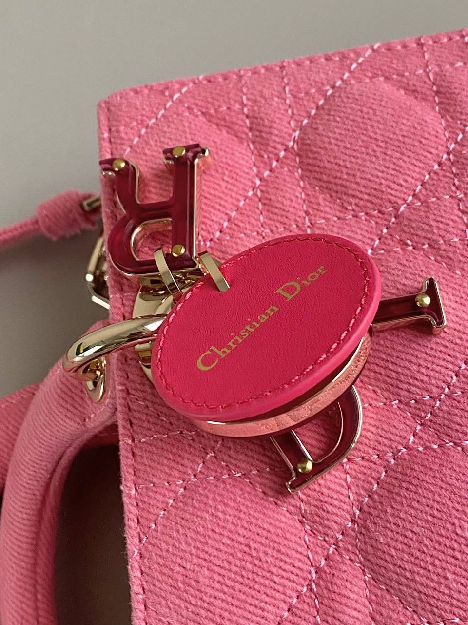 粉色小号💗💗 𝗗𝗶𝗼𝗿 𝗗-𝗝𝗼𝘆 𝗯𝗮𝗴丹宁牛仔 这系列今年晋升为新的得力干将啊 火爆程度不亚于任何一只经典款 在之前的钻石元素加持下又推出牛仔系列 尤其同色系树脂logo吊坠，直接把火添到了巅峰 又掀起一阵牛仔狂潮，人间绝品仅此这只🌟❤️ 22.5×12×5.5cm