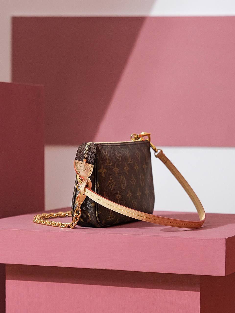 𝐩𝐨𝐜𝐡𝐞𝐭𝐭𝐞 𝐚𝐜𝐜𝐞𝐬𝐬𝐨𝐢𝐫𝐞𝐬系列 👜✨ ❒ 尺寸:23.5*13.5*4𝐜𝐦 ❒ 经典著作大麻将改版，麻将包的原著风味简约大气，便携的背法，升级后的容纳量更是满足了女生出行必备物件分区的容纳量，内里加配隔层！ 小而轻巧，搭配链条的外观，让人眼前一亮，妥妥的封神款！ 又是一款大爆款法宝系列，设计造型真的相当𝐲𝐲𝐝𝐬!❤️❤️