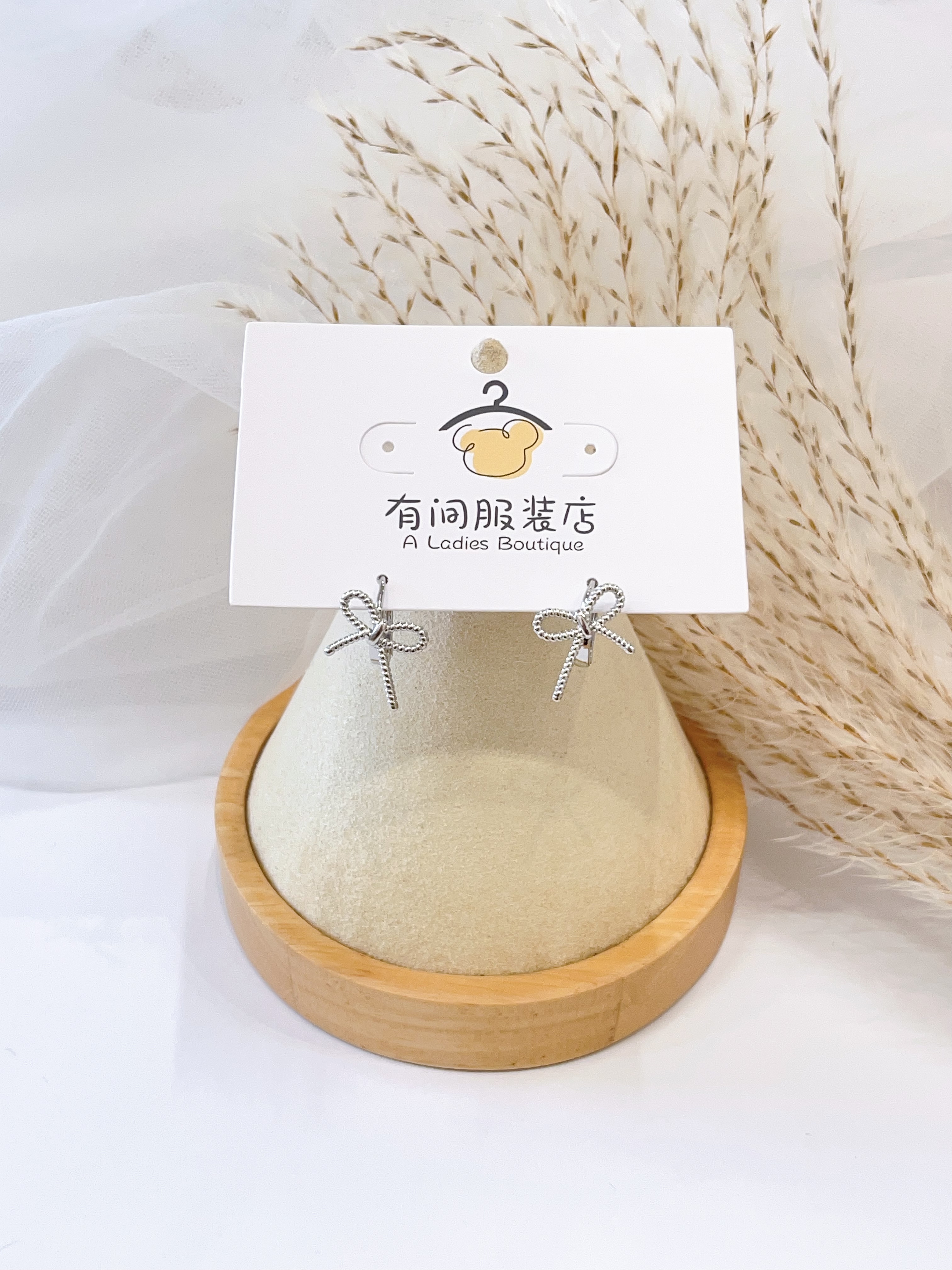 简约镂空蝴蝶结耳环