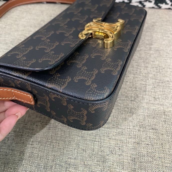 【預訂貨品】Celine Triomphe凱旋門腋下包 