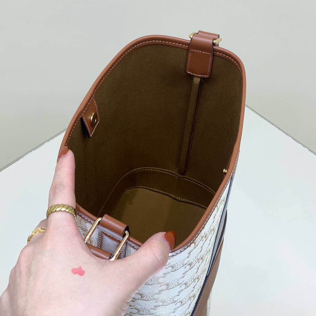 🔥大货实拍图 𝗖𝗘𝗟𝗜𝗡𝗘♥𝗧𝗥𝗜𝗢𝗠𝗣𝗛𝗘 𝗖𝗔𝗡𝗩𝗔𝗦小号水桶 型号：191442 尺寸：30*22*13cm。 小个子女生也能轻松hold住的水桶包🧡