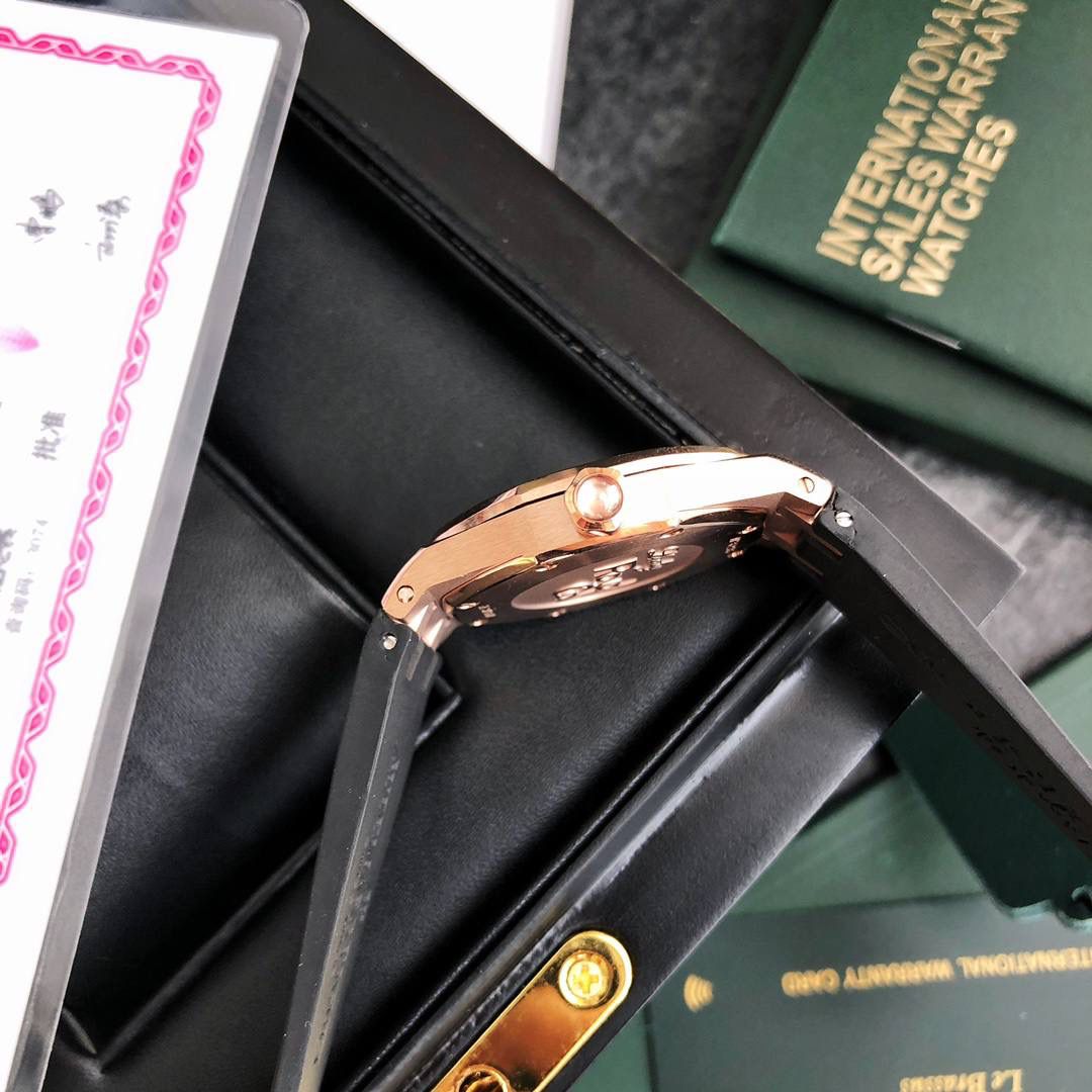 全网女神看过来😍😍这款爱彼女表才是最具有性价比的… 爱彼皇家橡树系列型号67601石英腕表，皇家橡树系列独有的八角形外观还拥有爱彼独特的设计风格也将女士优雅风格融入其中，深受女明星们的爱戴，即使只有33毫米的小尺寸，也将爱彼独有的纯净美感与刚毅线条展现的淋漓尽致💝💖💘而镶满钻石的表圈也为佩戴的女士增添了更多的柔美。（32颗1.6明亮式切割美钻，总重约0.65克拉）巴蒂镶嵌一枚半透明凸面蓝宝石，搭载瑞士进口石英机芯，拥有实用的日历显示功能，女士们佩戴起来不会显得沉重 ，配专柜最新全套包装发货！这种货一般数量不是很多哦