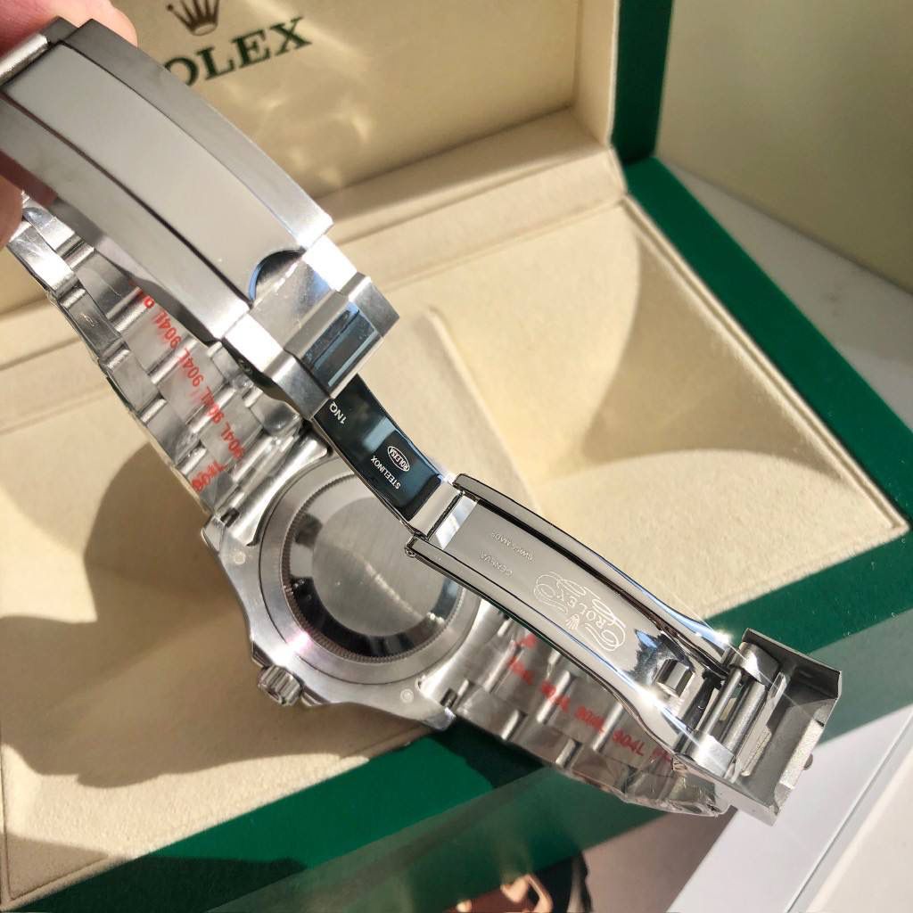 【经典名仕 一劳永逸】劳家爆款游艇名仕型系列m126622-0001男士腕表40mm游艇出货，继续秉承AD家族优质特色、独家出品一表一码，三码合一 【机芯】搭载AD专注而制0️⃣返修、💯全新原装西铁城8215全自动机械机芯，走时精准，性能优异，动力储备高达48小时 【表壳】316L精钢表壳 高端同步防指纹[强]陶瓷圈口原版同步双向旋转，完美呈现与原版一致的弧度、光泽，超强高密度矿物质玻璃镜面，精致的做工完美秉承原装的潜水游泳🏊‍♀️性能 【字面】大厂同步超强夜光，夜光刻度、表针无瑕疵斑点、晶莹剔透，细节同步正品，内影圈刻字清晰，字体匀称 【表带】搭载316精钢表链可调节原装表扣