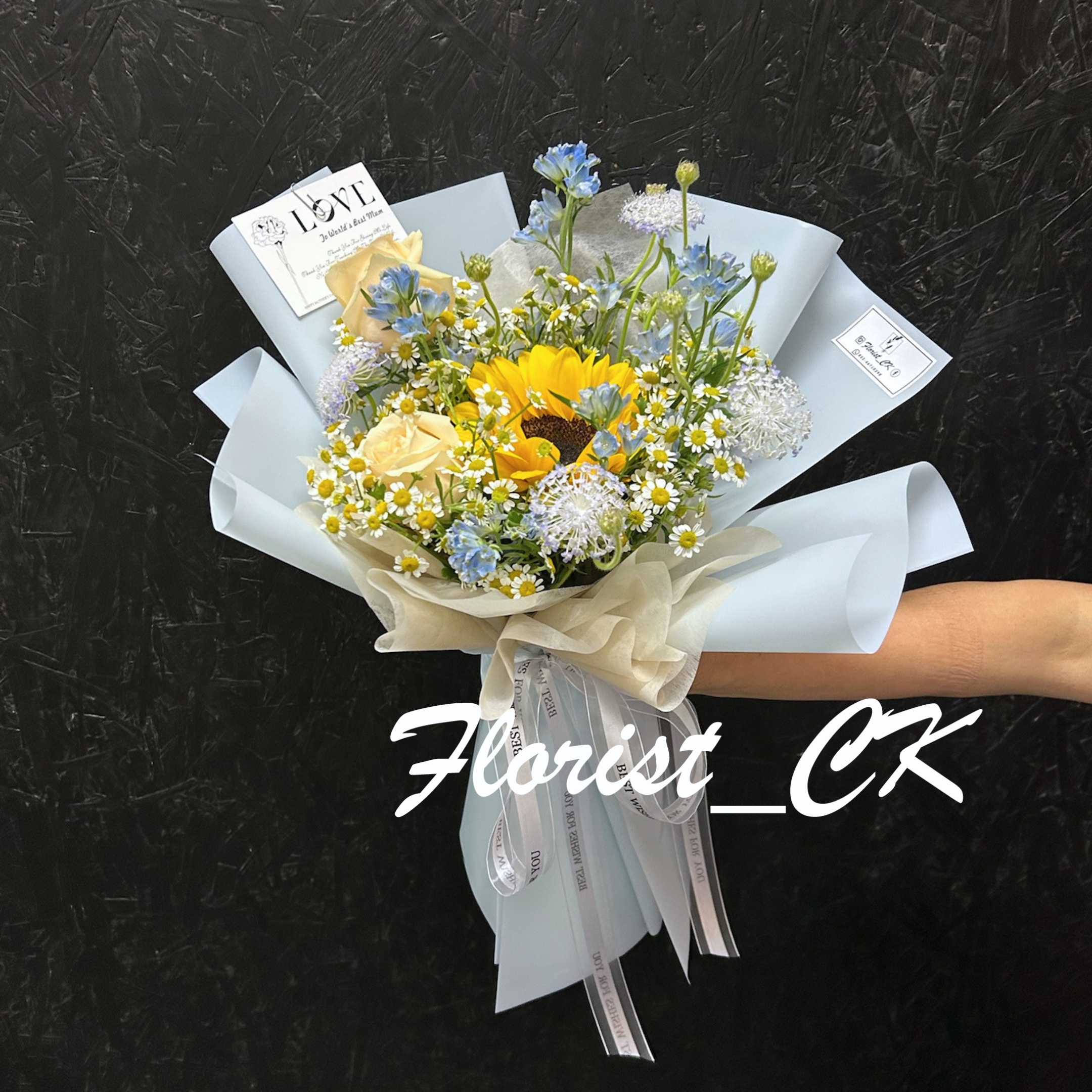 【2026 畢業鮮花推介】Golden Valor 淺藍花紙款｜向日葵玫瑰鮮花花束  (預訂款)