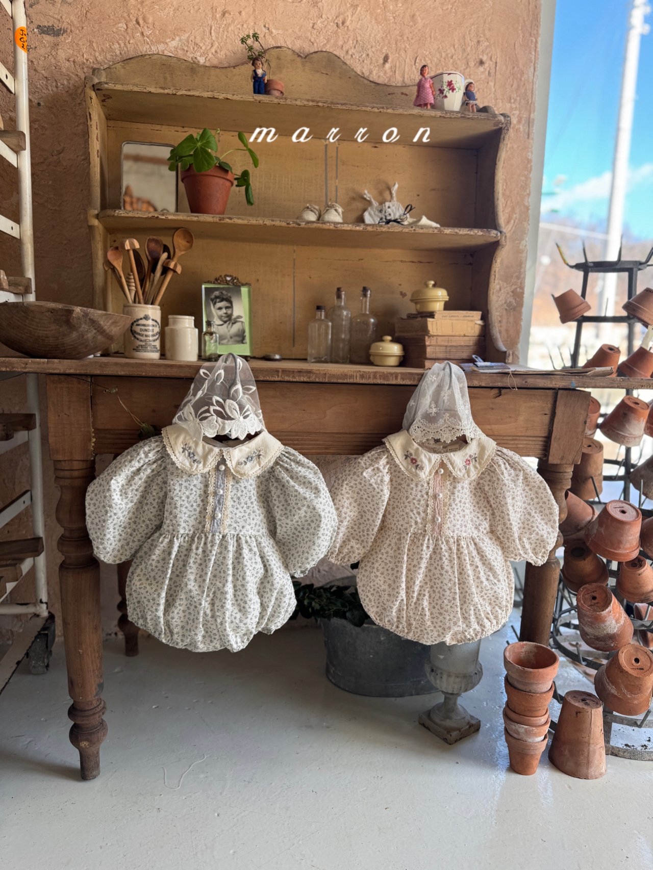 🌸預訂 韓國直送🌸🇰🇷Marron兩色碎花刺繡蕾絲翻領泡泡袖包屁衣