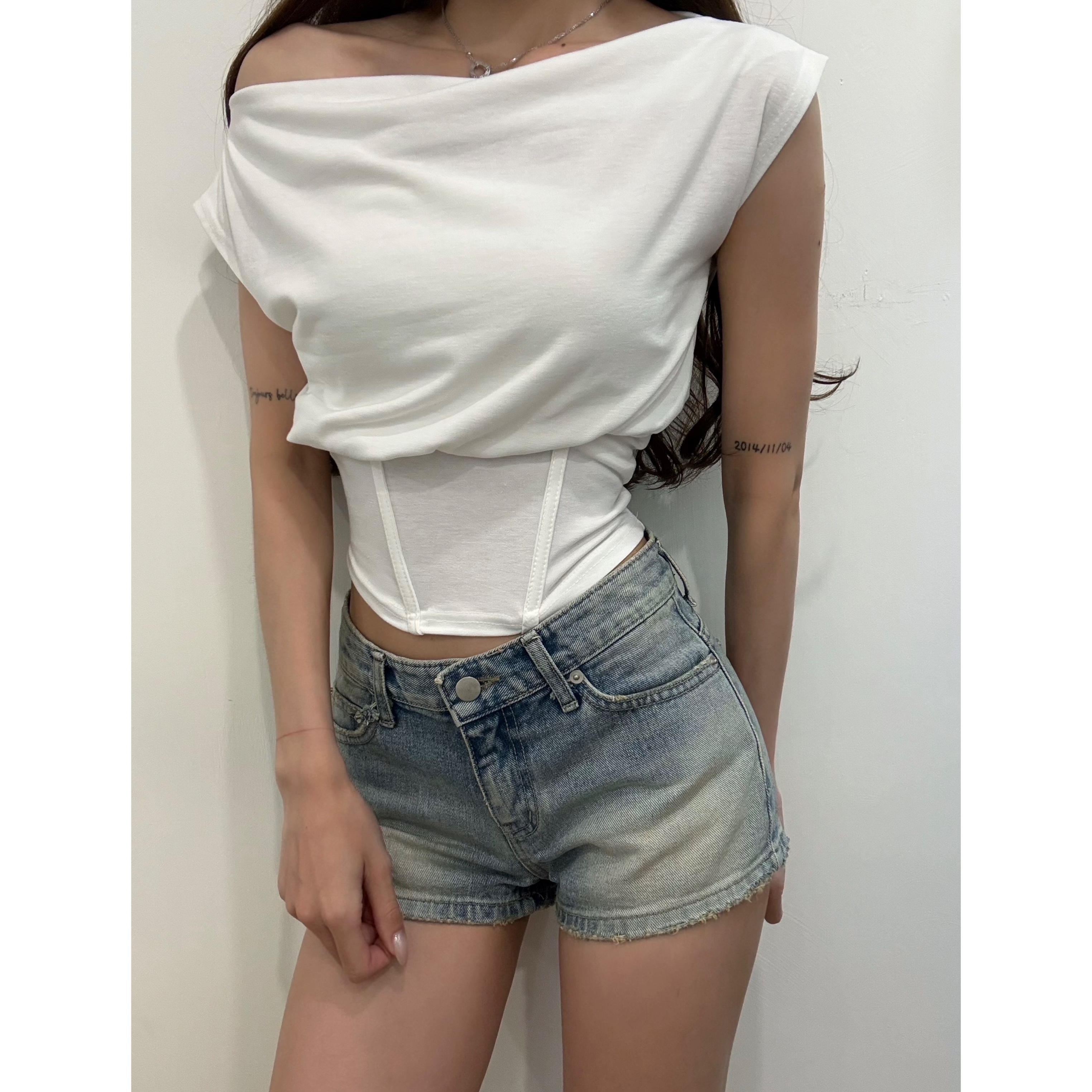 優惠價7月8截🩶2607G《LOW-RISE WASHED DENIM SHORTS》
