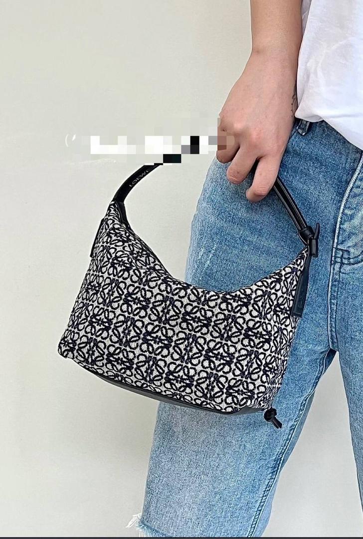 * 𝘊𝘶𝘣𝘪 𝘈𝘯𝘢𝘨𝘳𝘢𝘮 提花布手袋✌️ 大号尺寸:27-17-22cm（顶部宽处34cm） 编码:062102布配棕 包包面料挺括度适中，没有固定形状 ，背上出门慵懒氛围感十足😘，肩带可以调节，伸缩至腋下背，单肩，手拎皆可