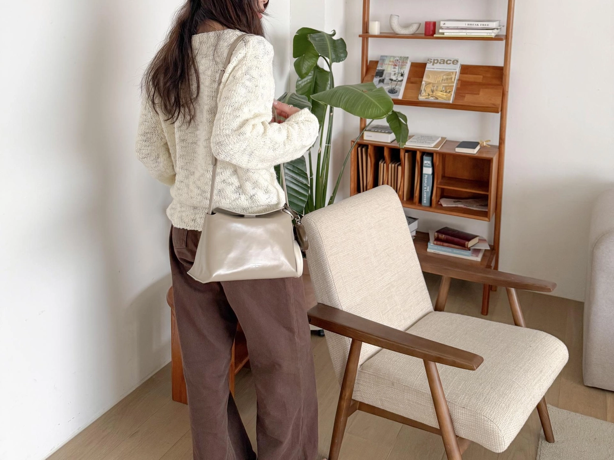 【26SS新皮】預訂_牛皮亮面 Bread bag 磁吸枕頭包 (M) By Bucks & leather