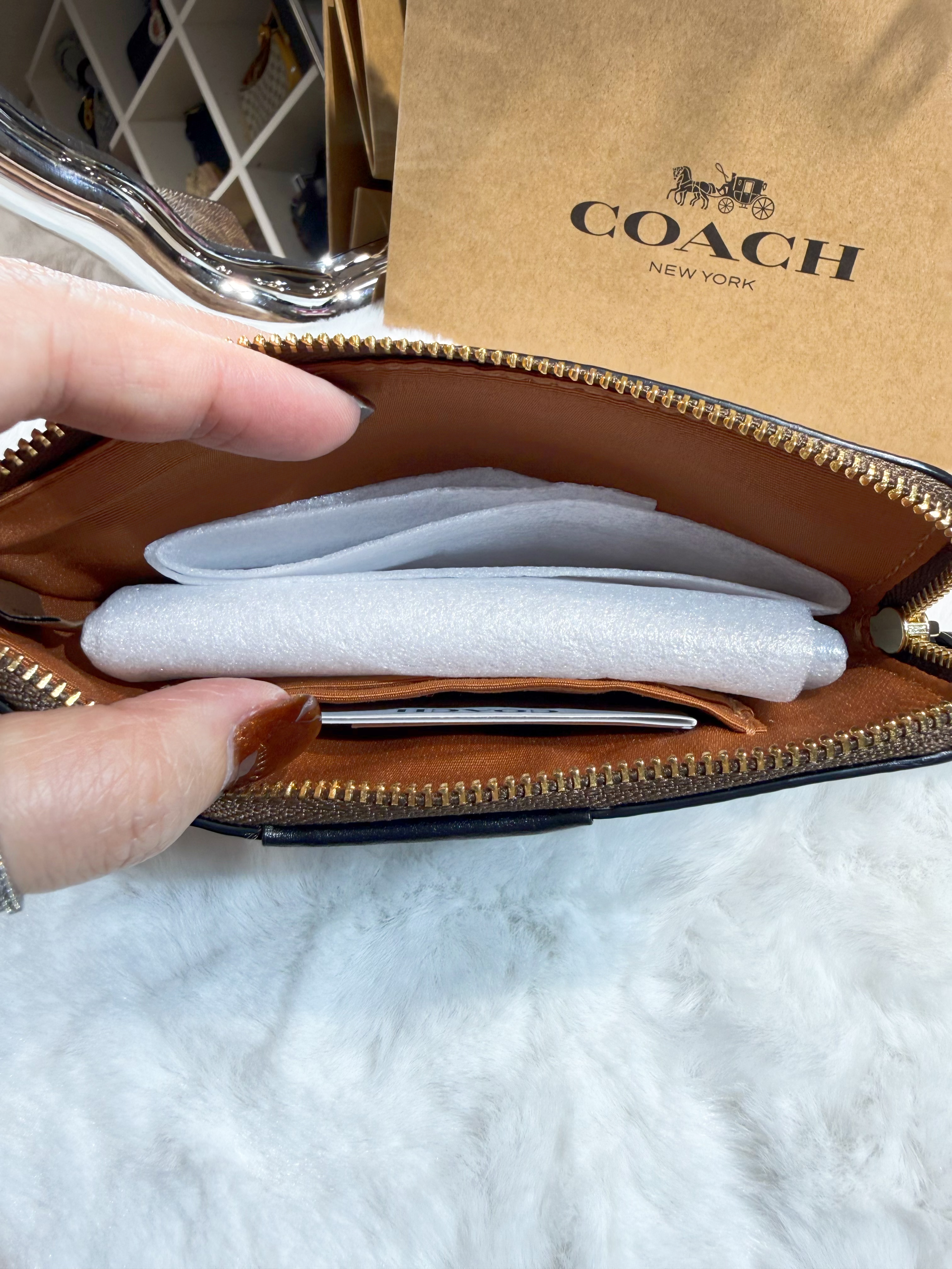 Coach wristlet logo/m/blk