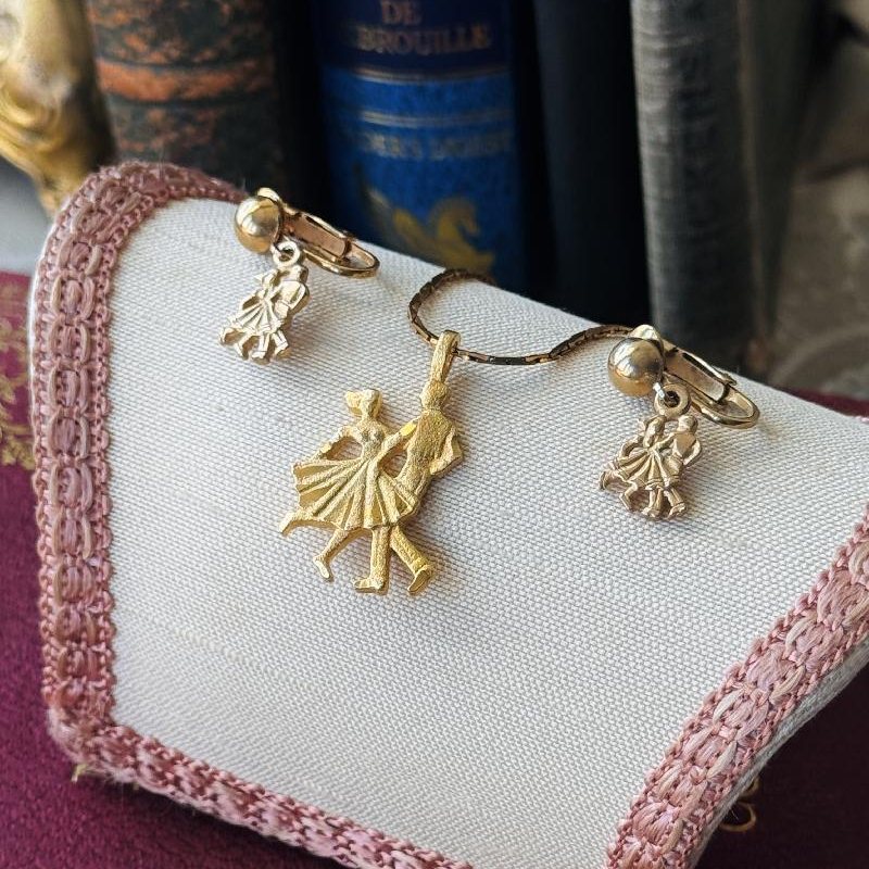 Vintage c.a. 1980s Dancing Couple Clip Earrings(MT2550)