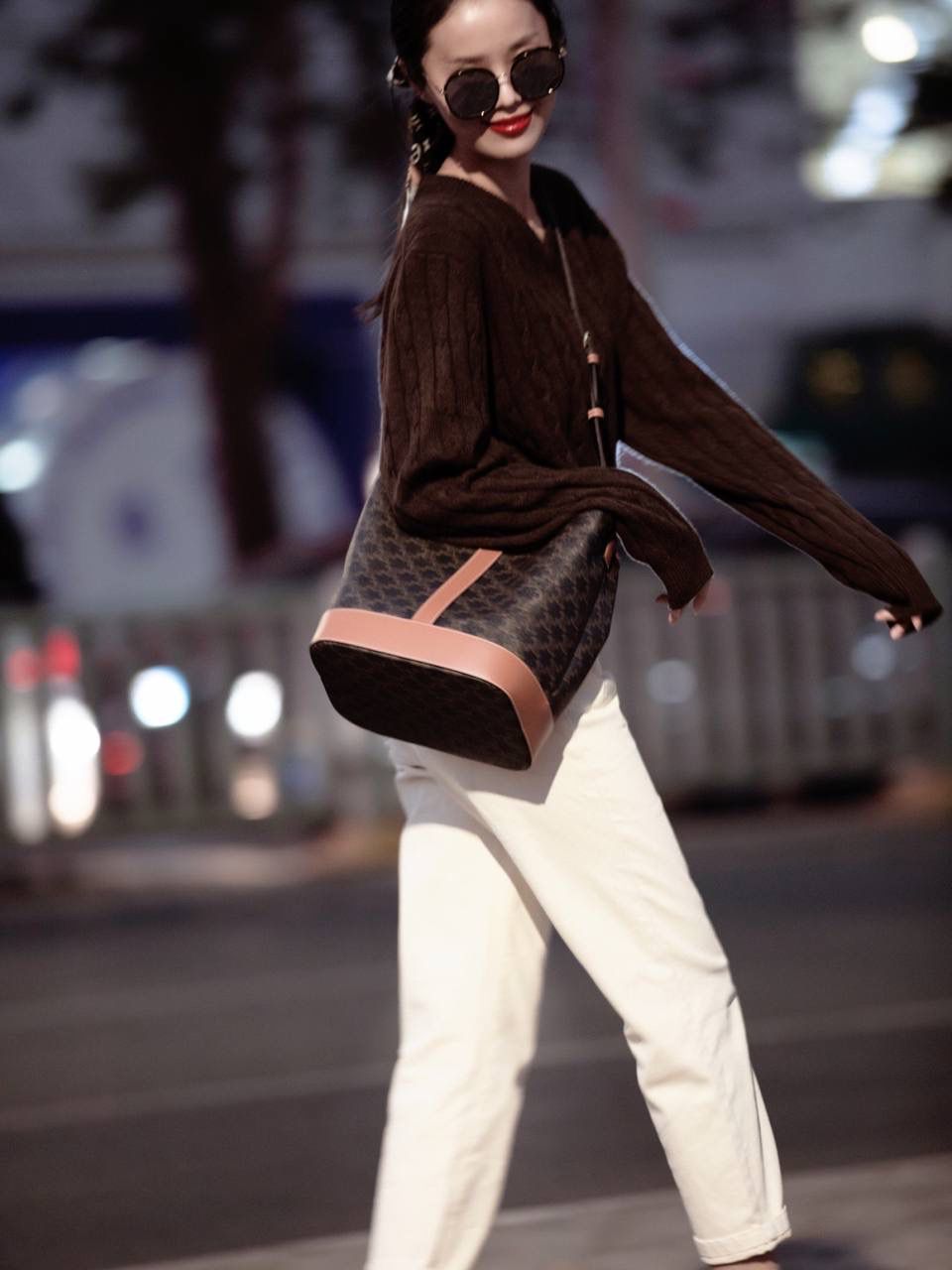 🔥大货实拍图 𝗖𝗘𝗟𝗜𝗡𝗘♥𝗧𝗥𝗜𝗢𝗠𝗣𝗛𝗘 𝗖𝗔𝗡𝗩𝗔𝗦中号水桶 型号：191132 尺寸：33*27*17cm