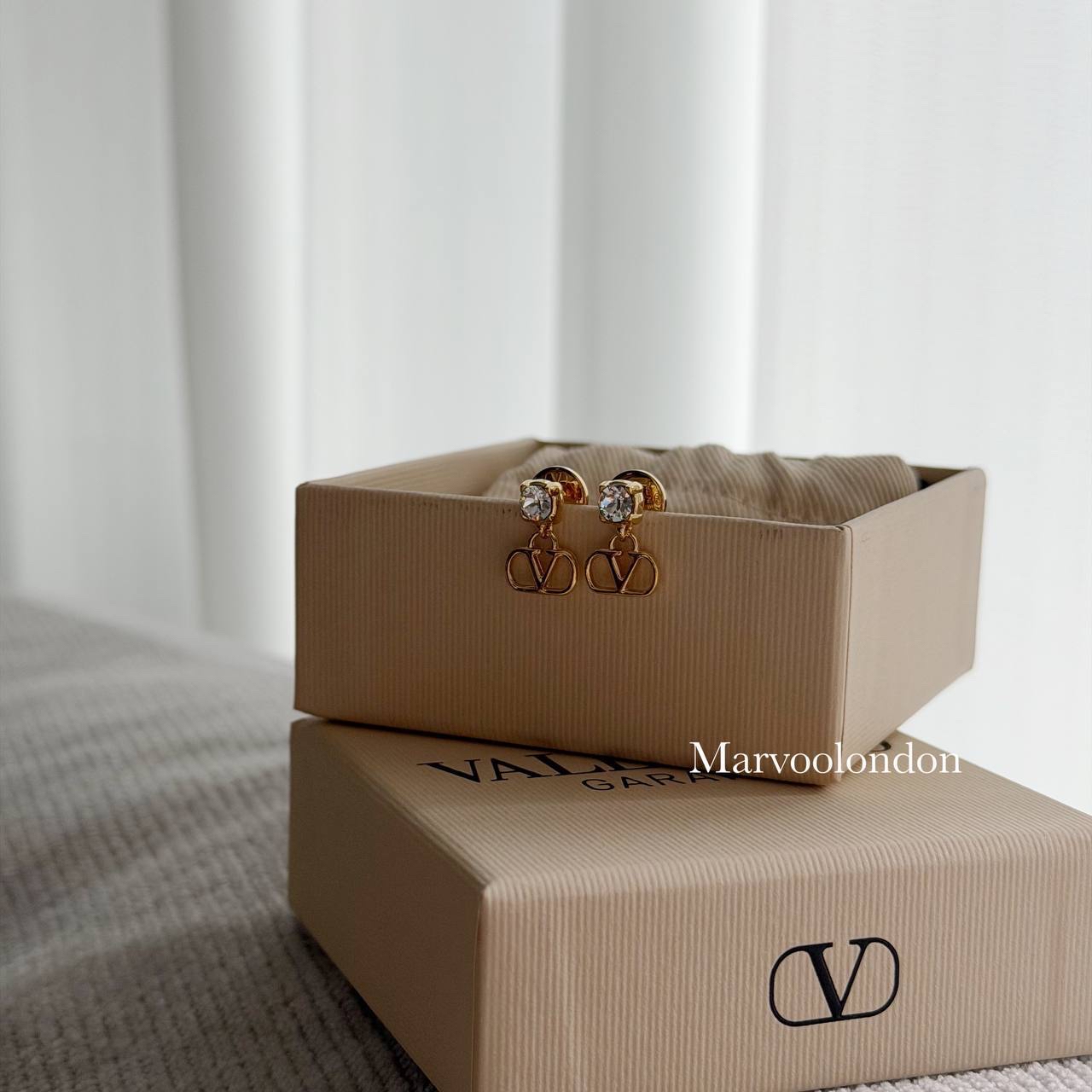 限時優惠✨訂貨📮Valentino VLogo Swarovski閃石 耳環 日常簡單易襯款🤍