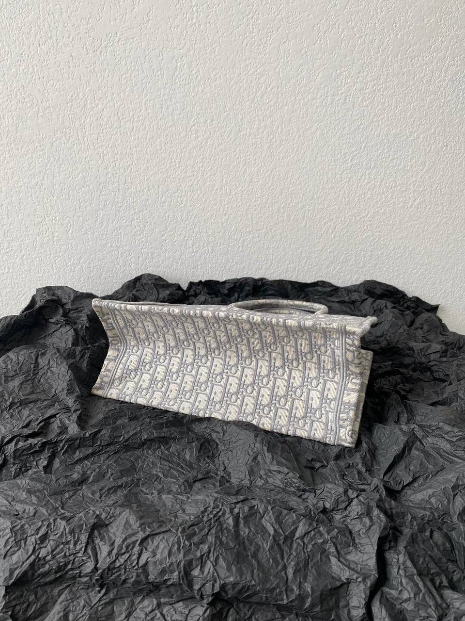 🈶老花灰，中号 𝗗𝗜𝗢𝗥 𝗕𝗼𝗼𝗸 𝘁𝗼𝘁𝗲 购物袋 火遍大街小巷，席卷整个时尚圈 浓厚的复古艺术气息简直是行走的艺术品 全手工立体刺绣 凹凸有致 超大容量❤️‍🔥🤩 特别适合想把整个家带出门的姑娘 妈咪袋 公文包 旅行出游好帮手 时髦精人手一只的经典款 36×27×16cm