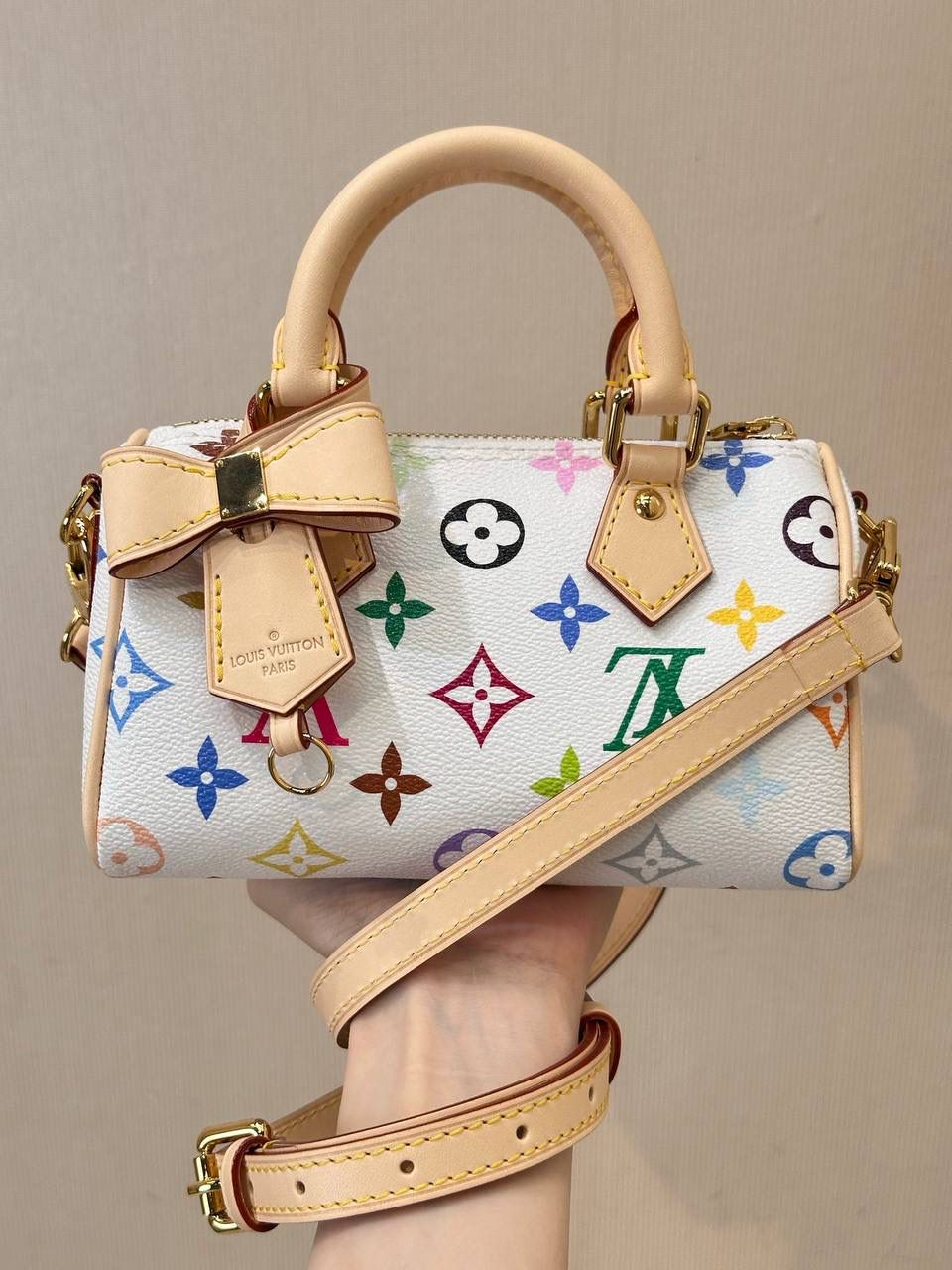 LV村上隆联名白三彩Nano Speedy来啦！姐妹们快看这个神仙包包！👜🌈 白色打底+彩色老花图案，配上祖传小锁头钥匙包，简直是《Mean Girls》千禧辣妹的标配！全新数码印花绝绝子，太阳花和熊猫都像要跳出来，阳光下自带ins滤镜特效！别看它巴掌大，手机口红💄钥匙全塞得下，从此打脸那些说mini包不实用的人！ 尺寸：16-10-7.5cm