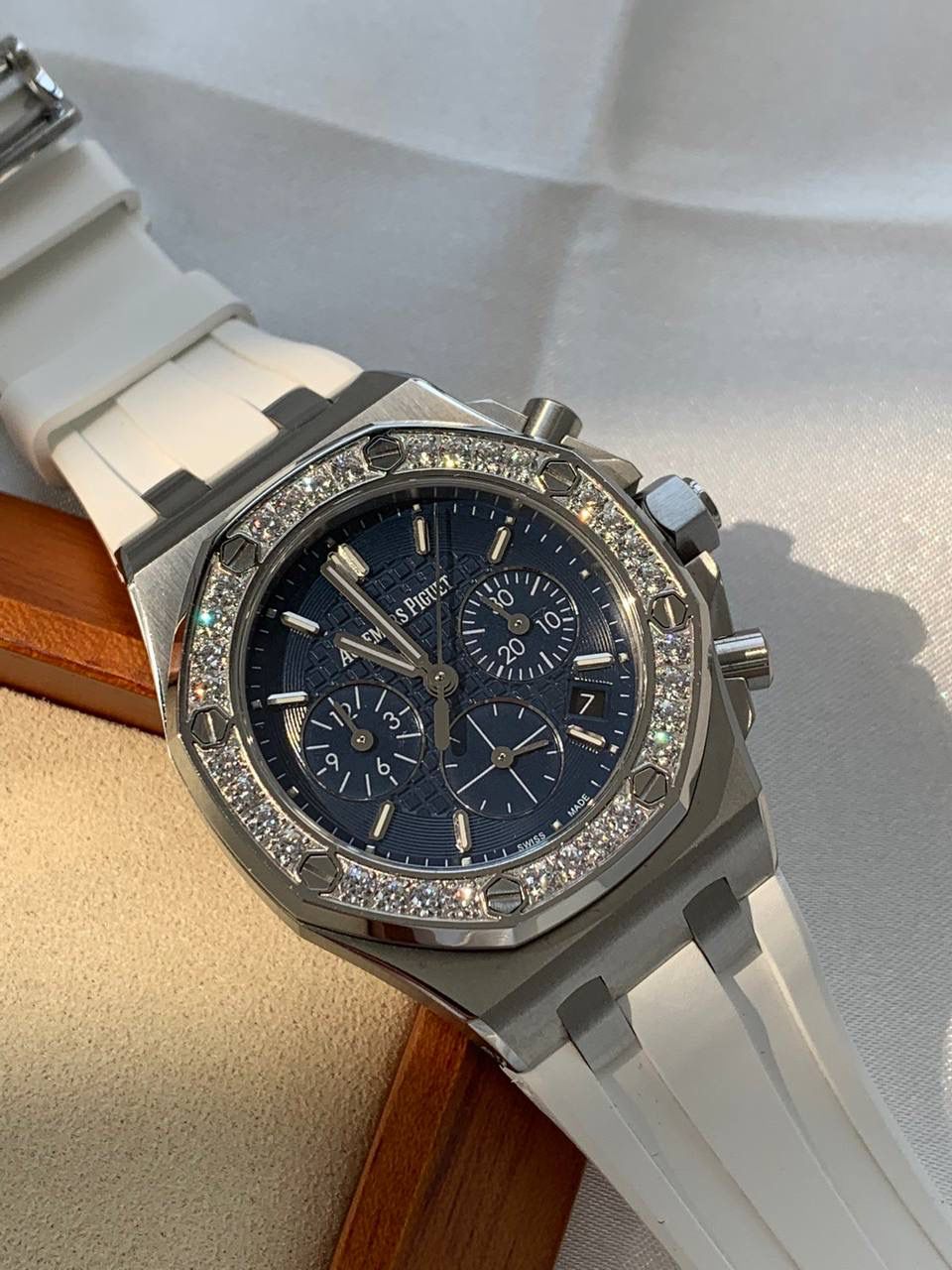 爱彼女款、小红书爆款，喜欢大表盘的女生、必备款，表盘37MM、蓝宝石防刮花玻璃，316精钢表壳、纯手工镶嵌32颗莫桑钻、搭配瑞士多功能石英机芯精准走时，表带采用进口橡胶工艺，佩戴舒适不过敏、折叠扣设计，佩戴便捷，数量有限，先到先得，多种色系，穿搭任选！