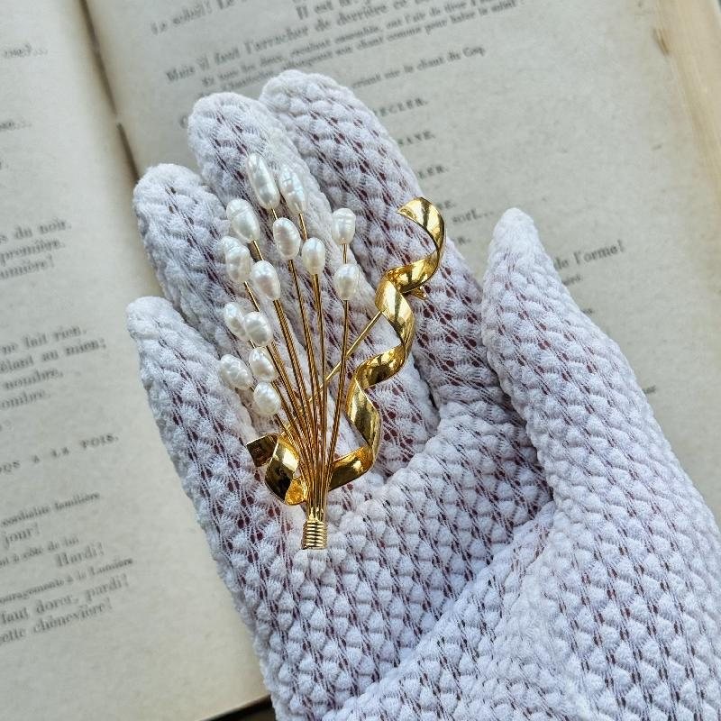 Vintage Elegant 3D Faux Baroque Pearl Bouquet with Swivel Ribbon Golden Brooch (MT2031)