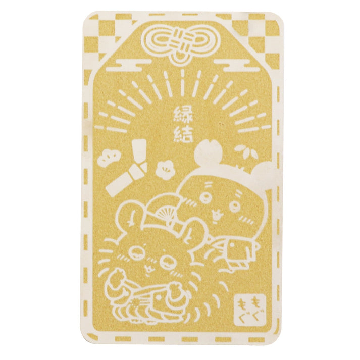 【Apr 24 日版官方】Chiikawa 一款閃閃發光的金色御守，上面有身著傳統日式服裝的古本和飛鼠