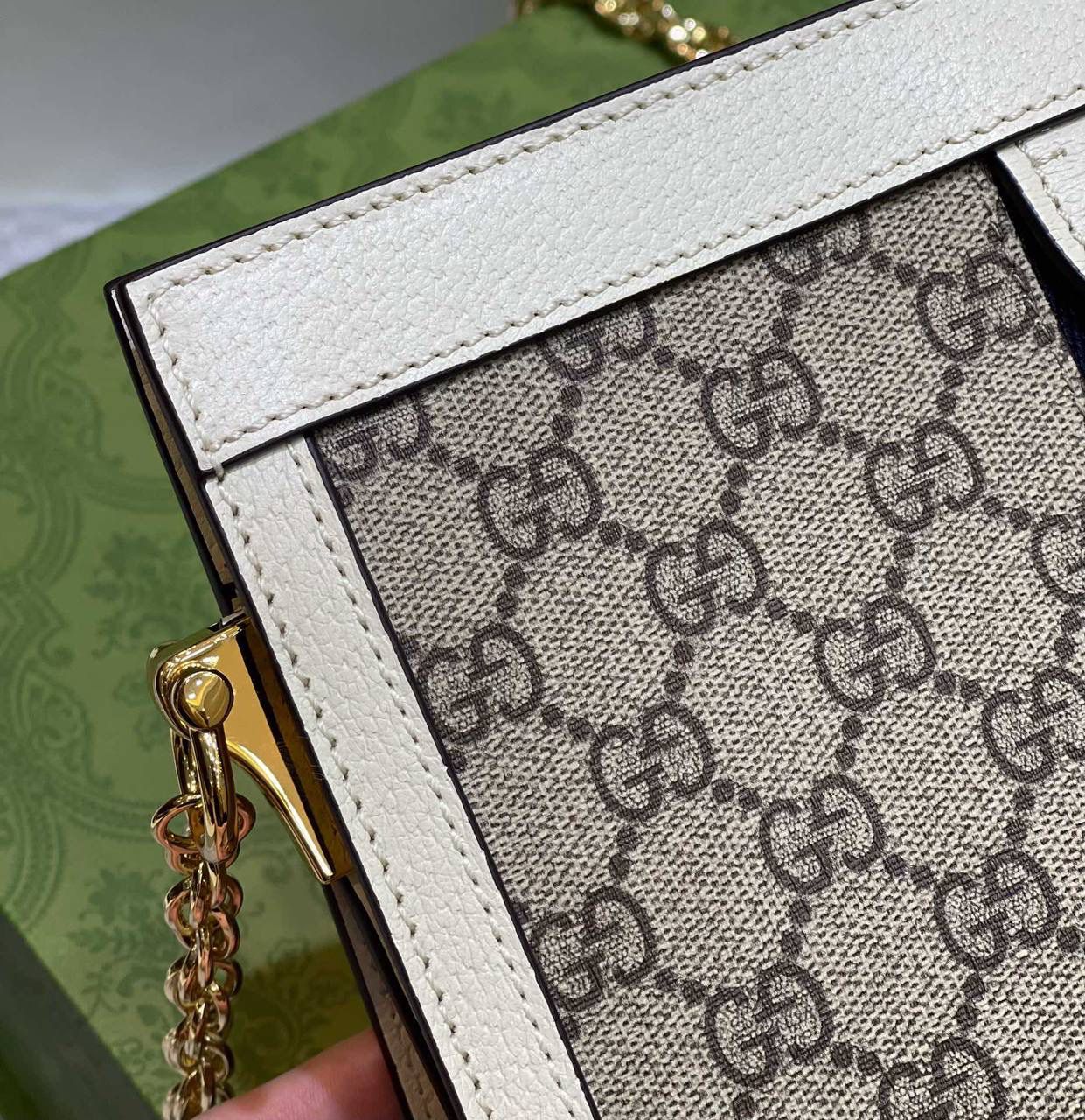 ✈️✈️✈️🔥爆款𝐎𝐩𝐡𝐢𝐝𝐚 信封包# ▫️型号：503877（原厂皮） ▫️尺寸：26*17.5*8cm 销量王👑经典高级人造帆布配以嵌花织带条纹，彩用白色皮革滚边，前面采用椭圆形皮革标签，配以金黄色双GG五金，以磁扣安全闭合，有两个隔层，容量大，链式肩带的搭配。整款包包打开像扇形，很有美感，难怪它在市场很烫，很抢手🔥🔥