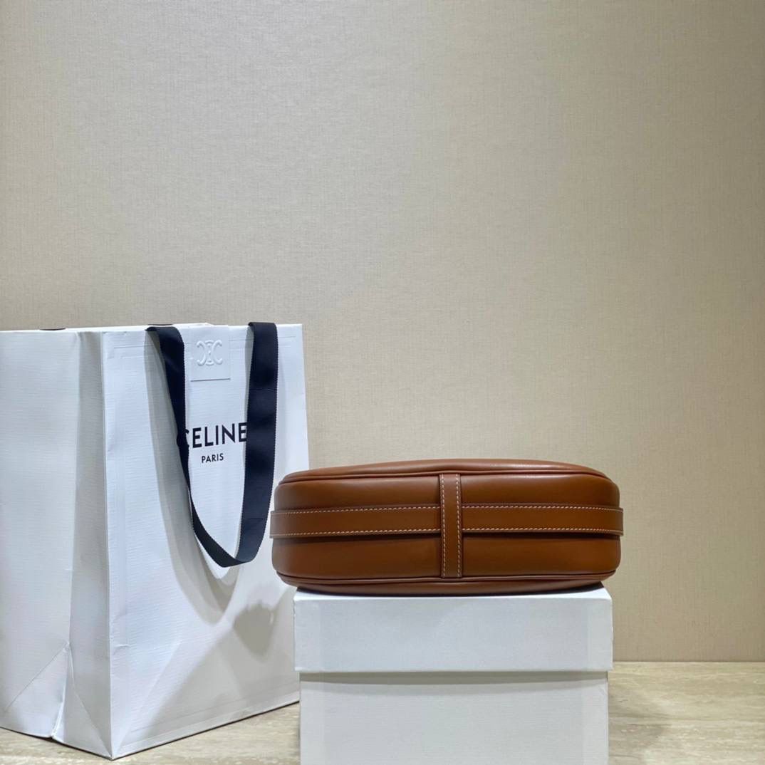 🔥大货实拍图 𝗖𝗘𝗟𝗜𝗡𝗘 ♥ 𝗔𝗩𝗔 𝗦𝗧𝗥𝗔𝗣 独特新月包型打造摩登格调，醒目金属圆环与考究皮革饰带点缀，匠心与巧思交织，定格别致意趣造型。型号：196923 尺寸：24*13*7cm