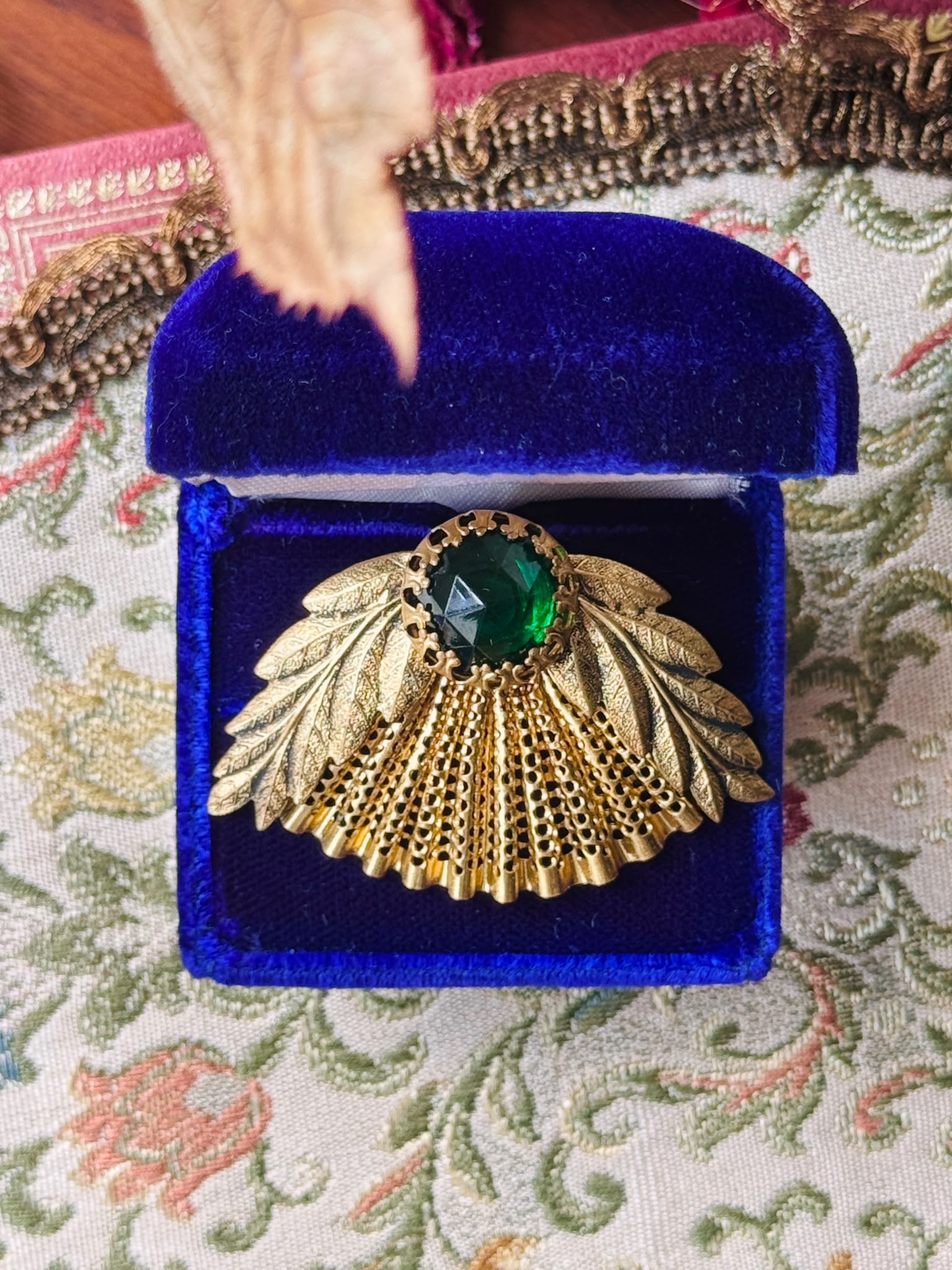 Vintage Emerald Green Glass Fan Brooch (MT2625-5)