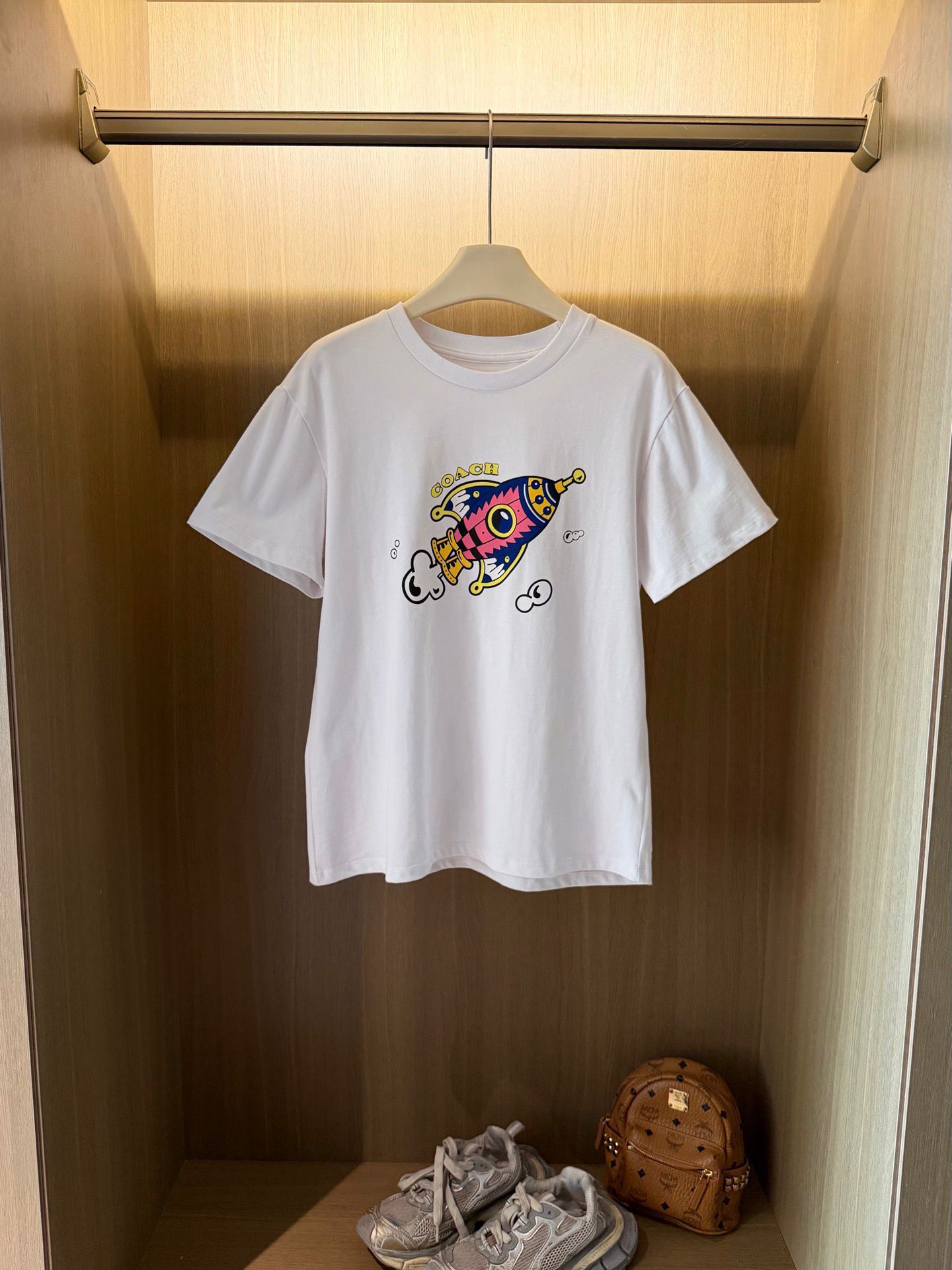 多款任選$118/2件。C*oach 印花情侶短袖