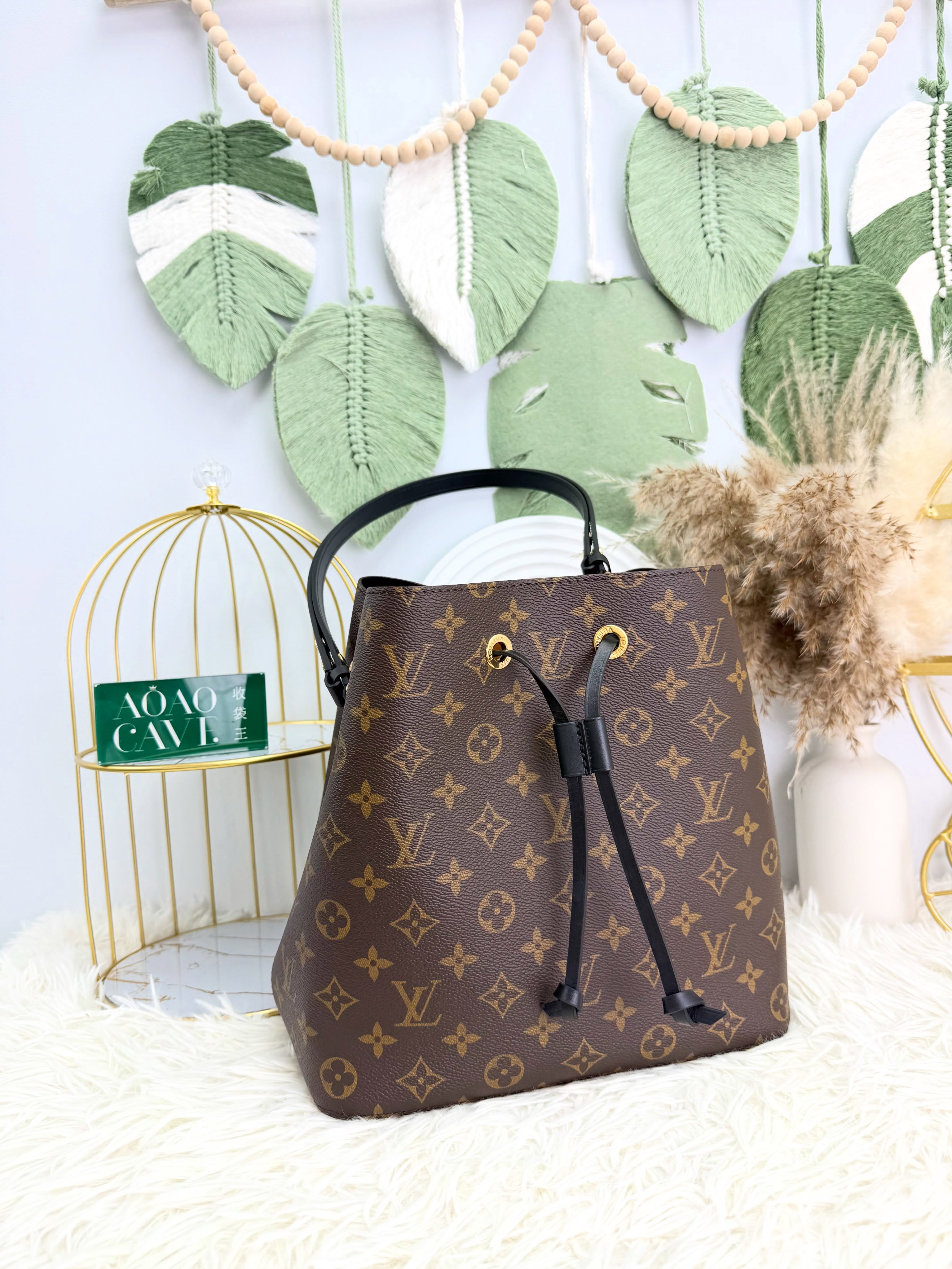 Lv👜 PRE OWNED 🛍️經典老花黑 NeoNoe MM水桶包🤎  26*17*25.5cm  配件 -塵袋、專門店單🫶🏻 💰優惠價 $10980 98%new  #收袋王  喜歡的話快點pm/whatsapp 我們💓 銷售熱線51111 321（whatsapp)  我們服務包括有：手袋飾物回收、手袋置換(一換一、一換多也可以） 、專業手袋鑑證、專業手袋護理  購買方法 🏢親臨門市 荃灣南豐中心15樓1521室（荃灣地鐵站a出口1分鐘到）敬請預約 ❤️只賣正品正貨，任驗💓🫰🏻 ❤️‍🔥本店為香港註冊公司絕對真貨，信心保證👍🏻 🫰🏻本店設有鑑證服務，有駐場鑑證師  ✨歡迎追蹤我哋各個平台緊貼最新優惠x貨品🔥😍 👇🏻👇🏻👇🏻👇🏻👇🏻👇🏻👇🏻👇🏻  ⭐️Instagram: aoaocave  🌈Facebook: aoaocave收袋王  🔥Carousell: acluxuryhk  👆🏻👆🏻👆🏻👆🏻👆🏻👆🏻👆🏻👆🏻  ___________________________  Disclaimer🫰🏻All trademarks and copyrights are reserved to the original brand holders. @AOAOCAVE sells only authentic goods and is not affiliated with any of the brands mentioned.  @AOAOCAVE 跟任何品牌無關，而且沒有持有任何品牌資版權，亦沒有與任何品牌合作。所有商標及版權歸屬於品牌坊所有，帖子只作分享用途。  #aoaocave #手袋回收 #名牌買賣